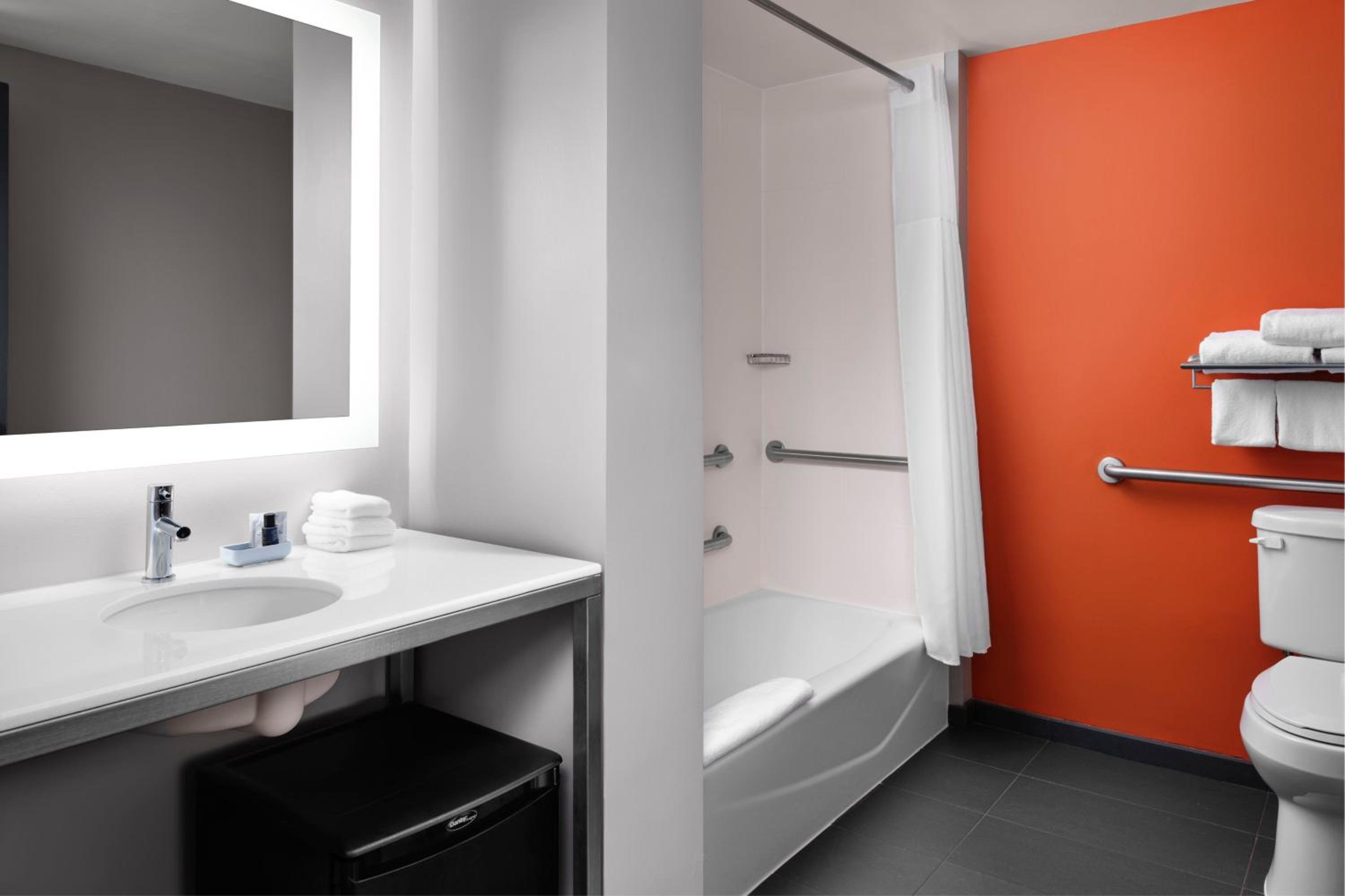 King Room With Roll-In Shower - Mobility And Hearing Accessible thumbnail 6