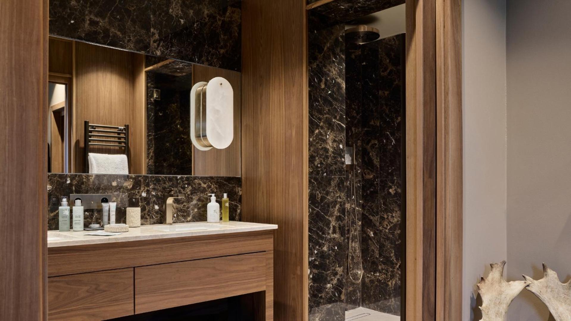 Deluxe Suite with Spa Bath photo 3