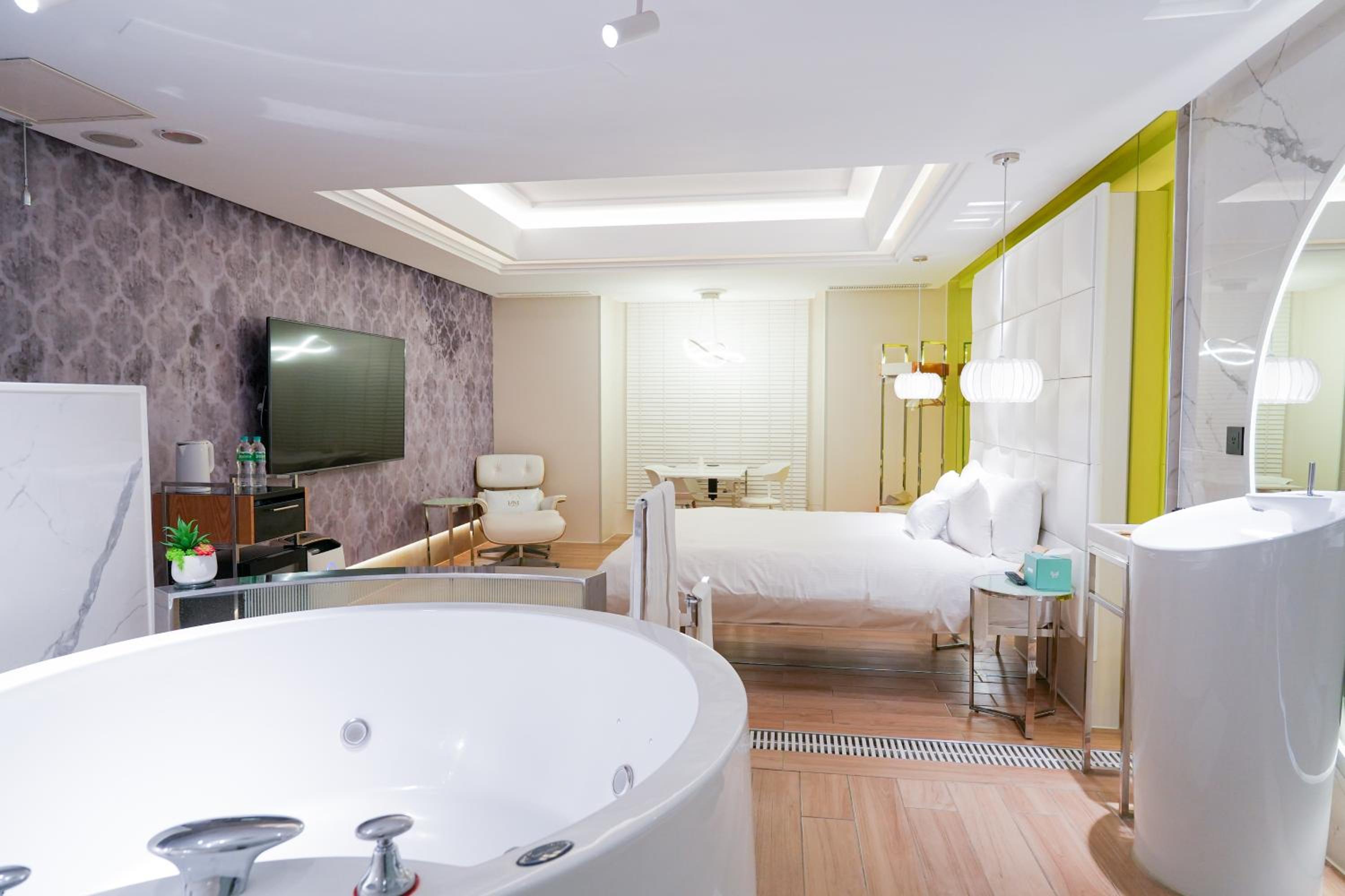 Superior Double Room with Spa Bath and 86 inch Flat-screen TV photo 1
