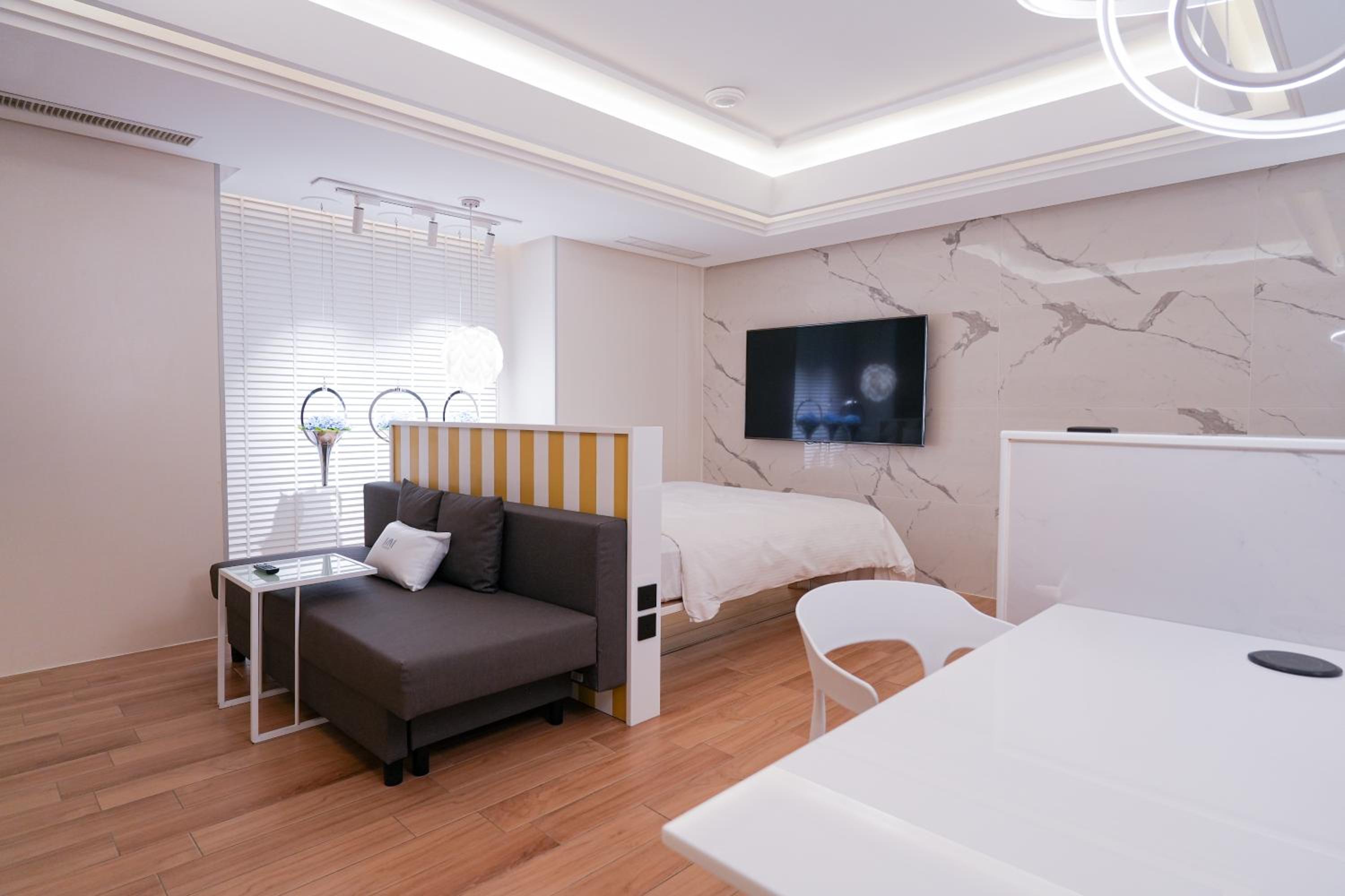 Deluxe Double Room with Jacuzzi and 86 inch Flat-screen TV photo 3