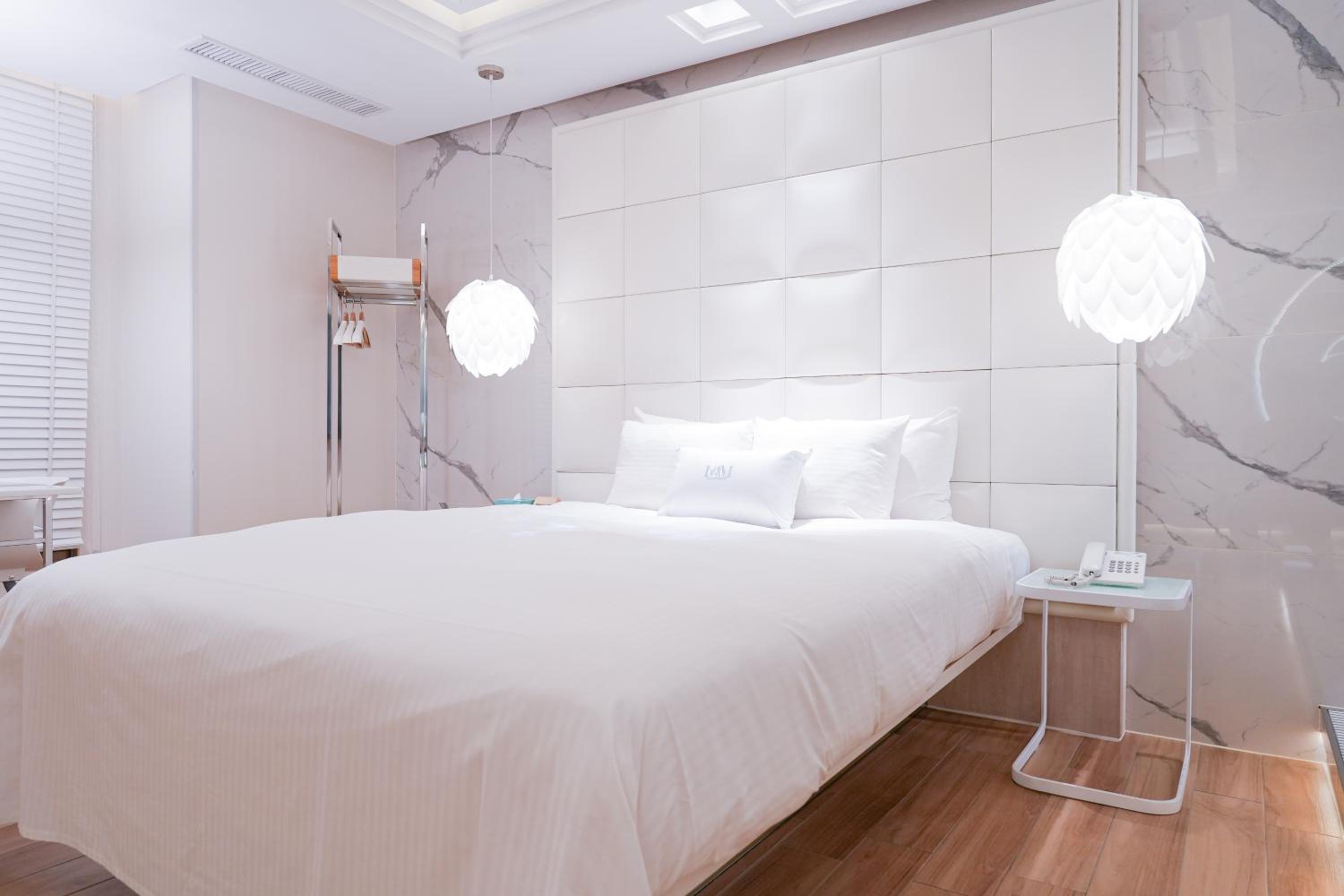 Deluxe Double Room with Jacuzzi and 86 inch Flat-screen TV photo 1