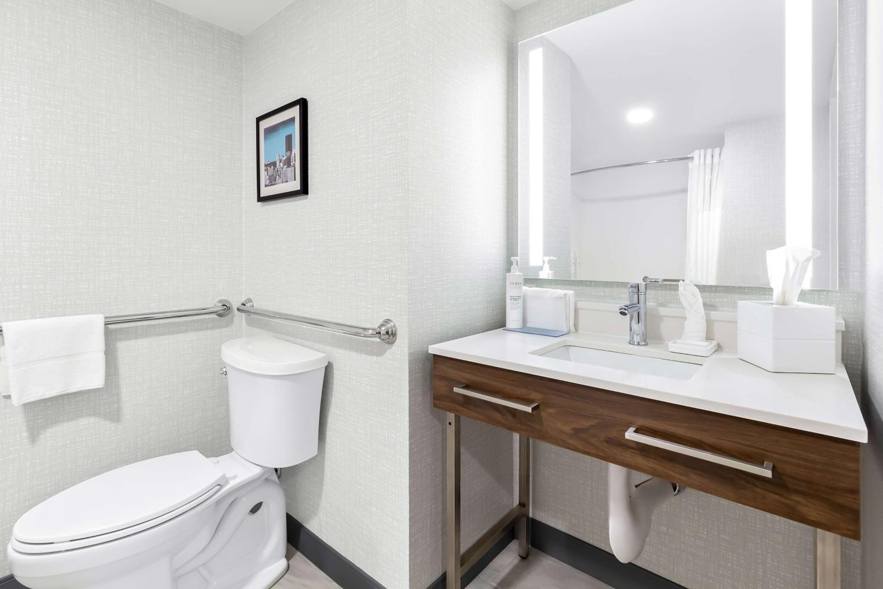 Queen Room with Mobility Access/Non-Smoking - Photo 4