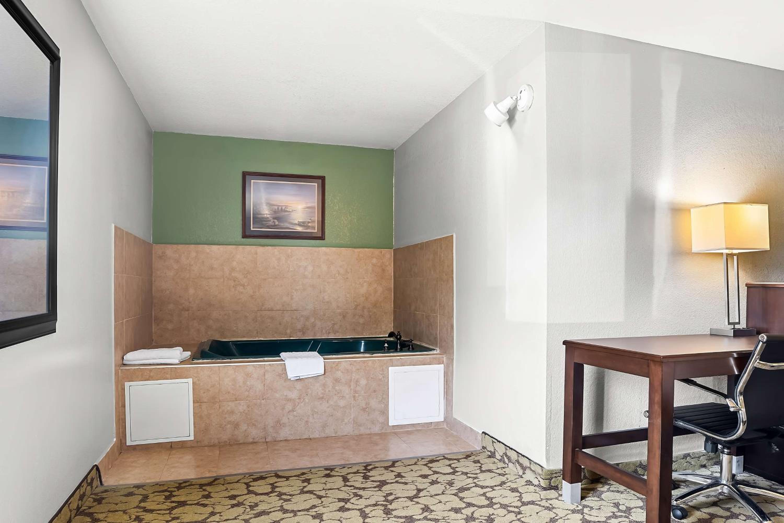 King Suite - Photo 2