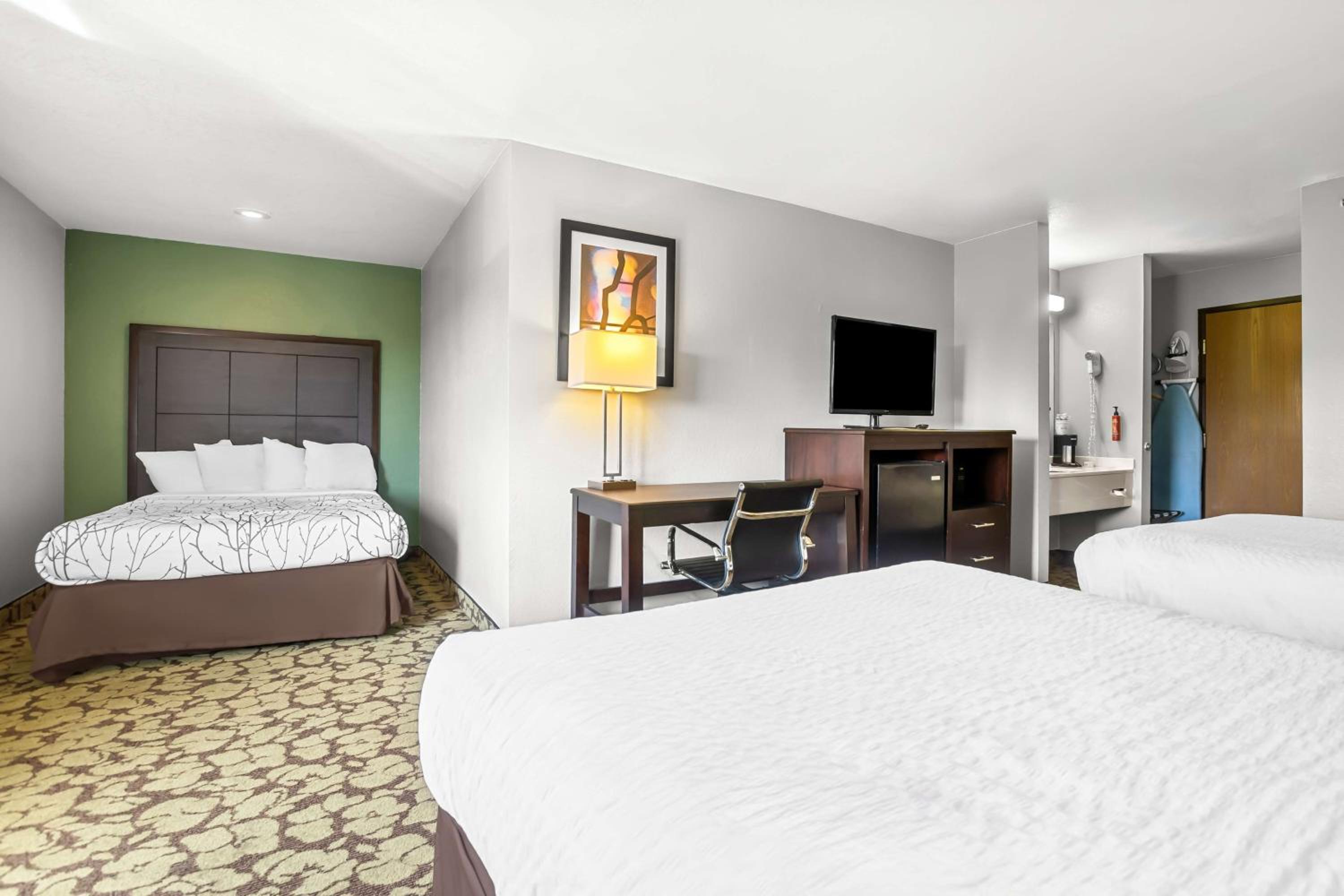 Family Room with Two Queen and One Double Beds - Photo 1