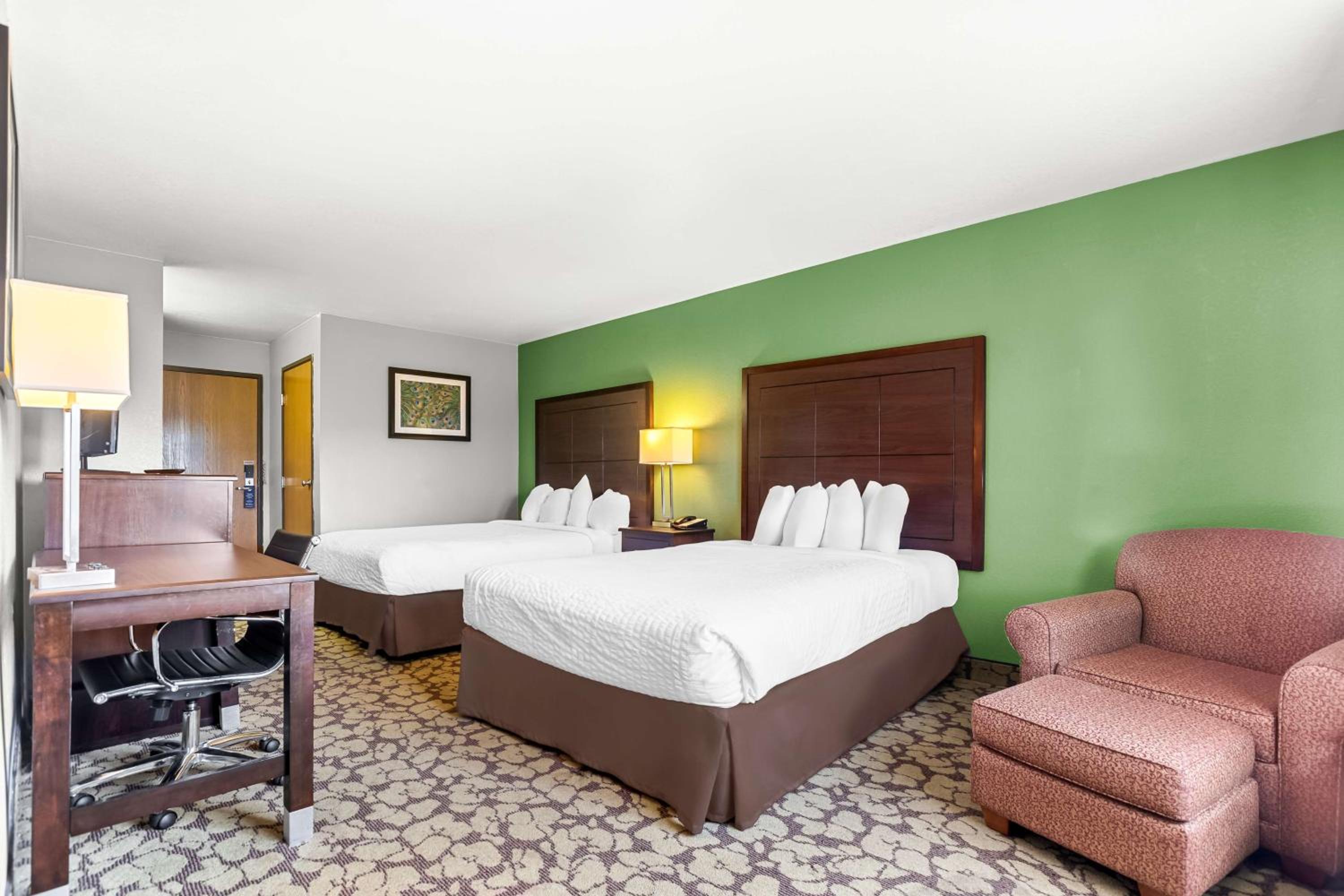Family Room with Two Queen and One Double Beds - Photo 3