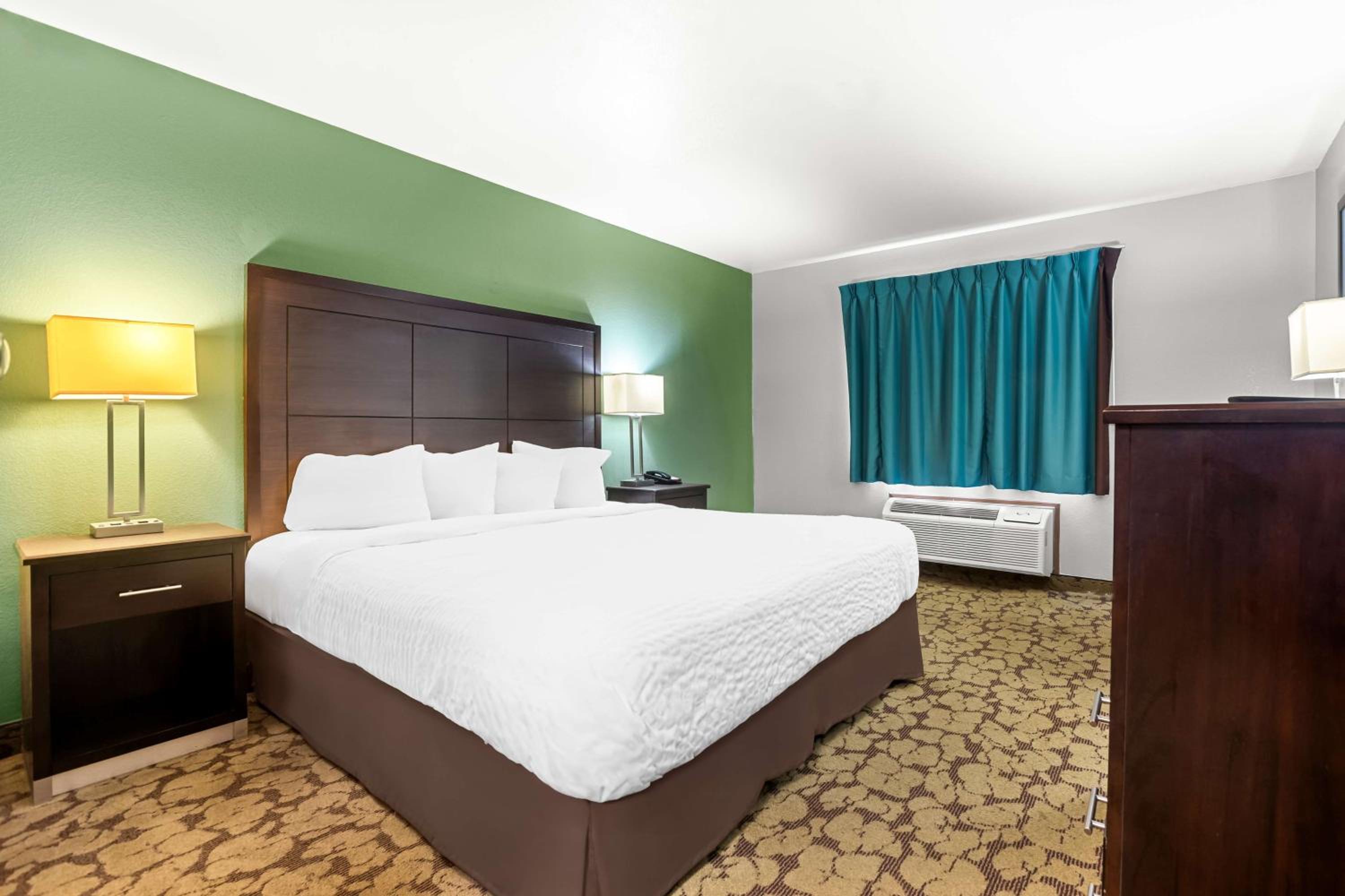 King Room with Adjoining Rooms and Bath Tub - Mobility Accessible/Non-Smoking - Photo 1