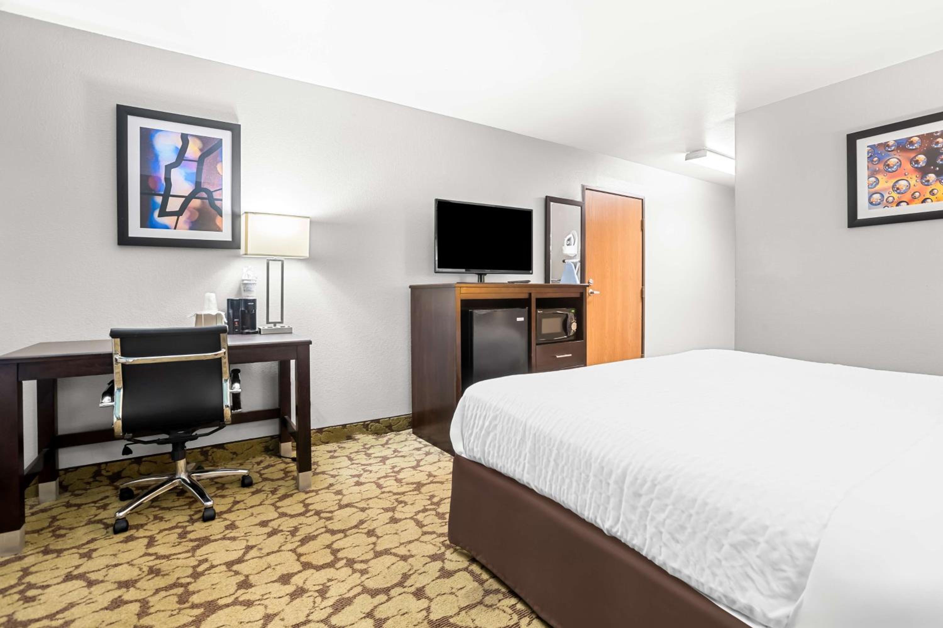 King Room with Adjoining Rooms and Bath Tub - Mobility Accessible/Non-Smoking - Photo 2