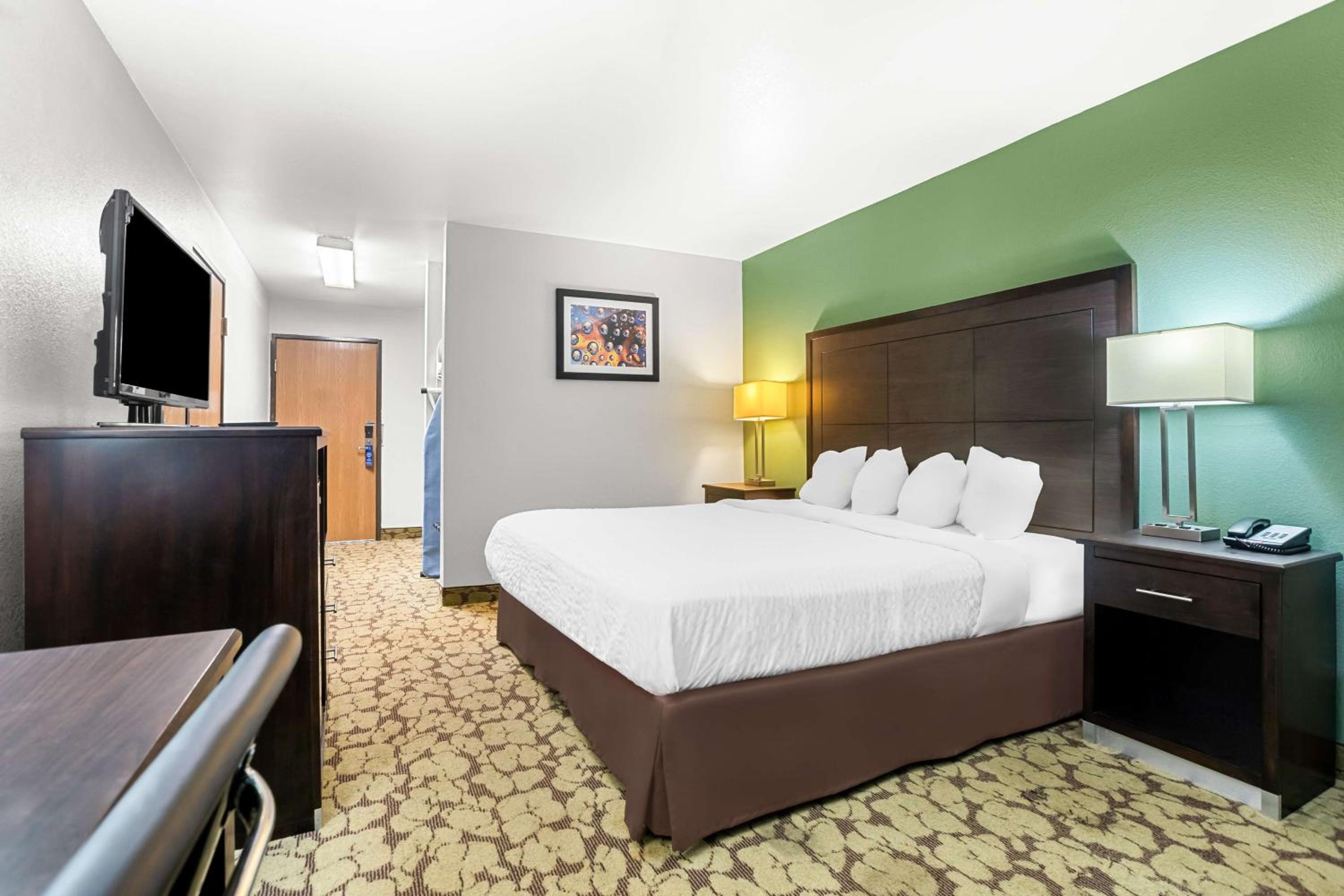 King Room with Adjoining Rooms and Bath Tub - Mobility Accessible/Non-Smoking - Photo 3