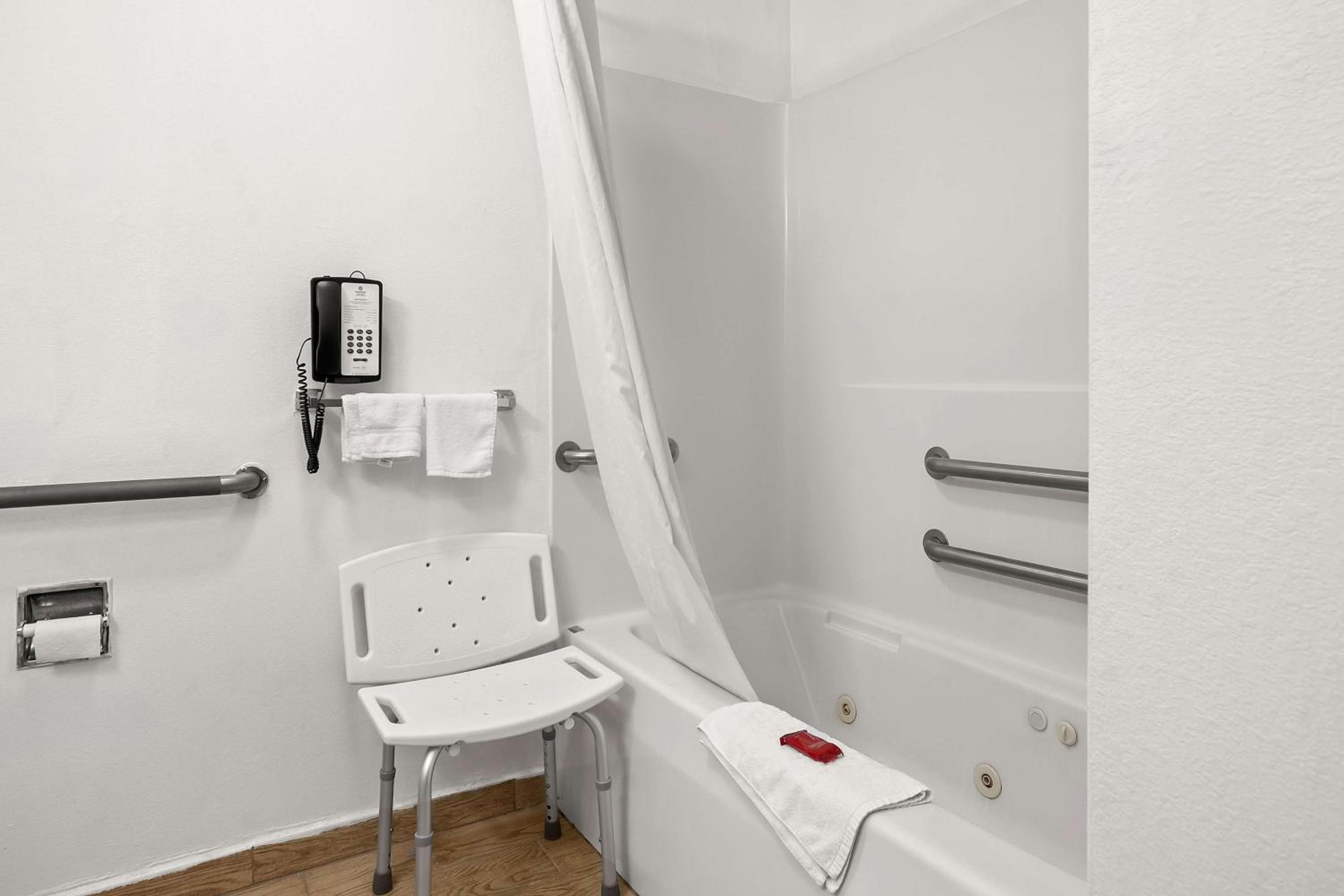King Room with Adjoining Rooms and Bath Tub - Mobility Accessible/Non-Smoking - Photo 4