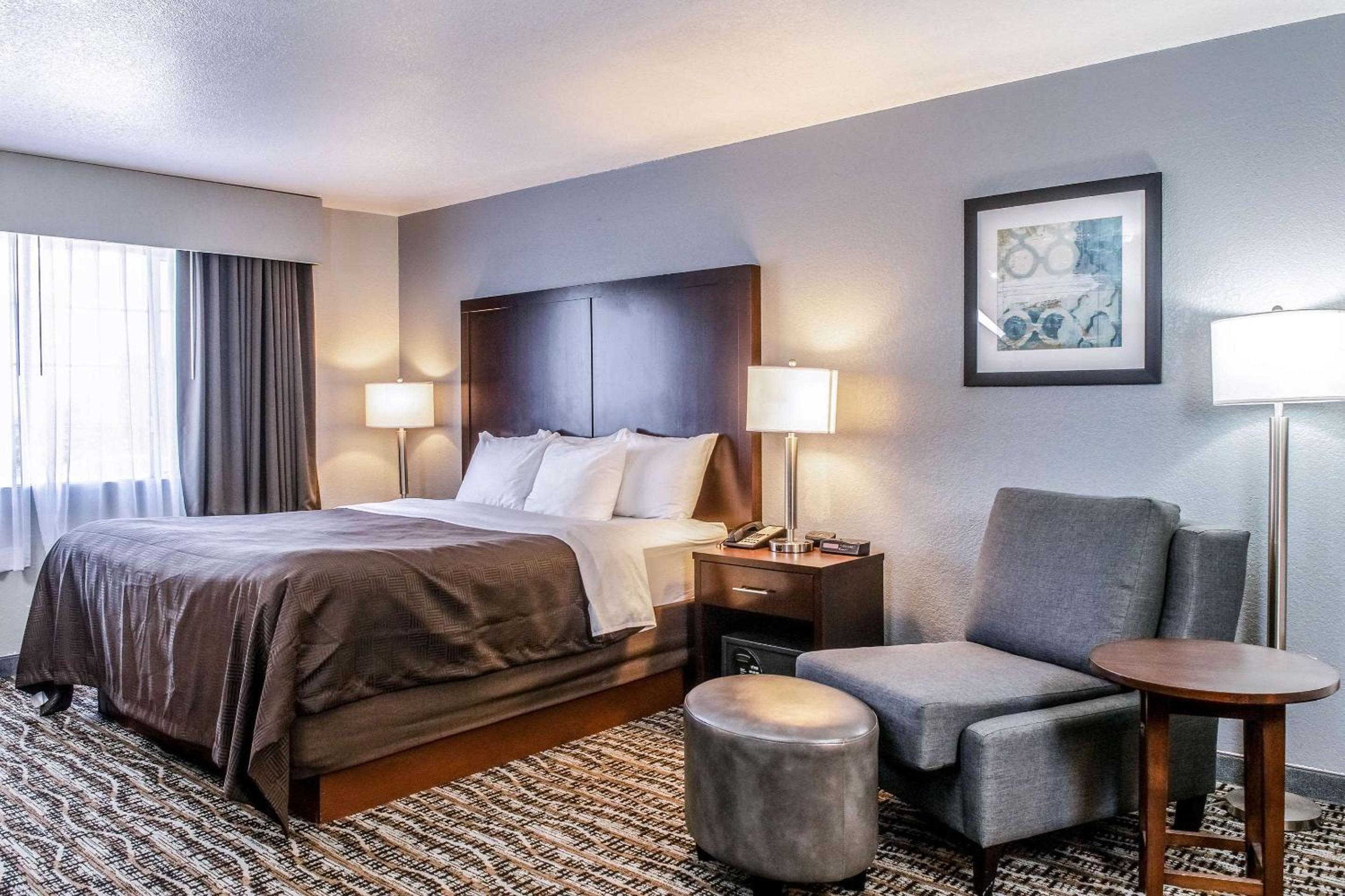 King Suite - Non-Smoking - Photo 1