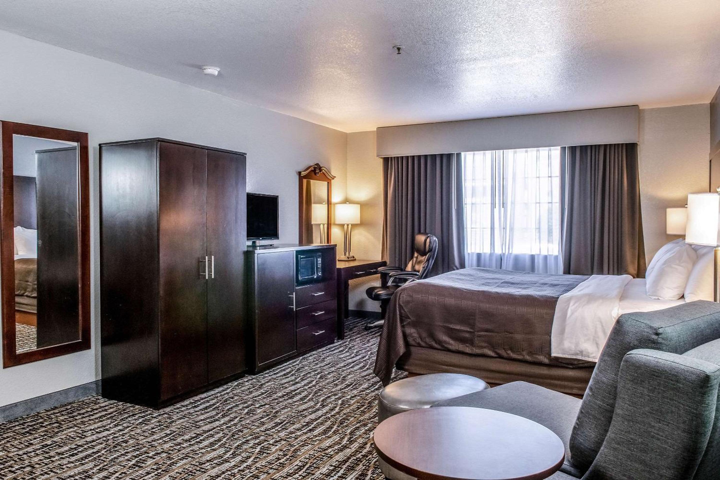 King Suite - Non-Smoking - Photo 3