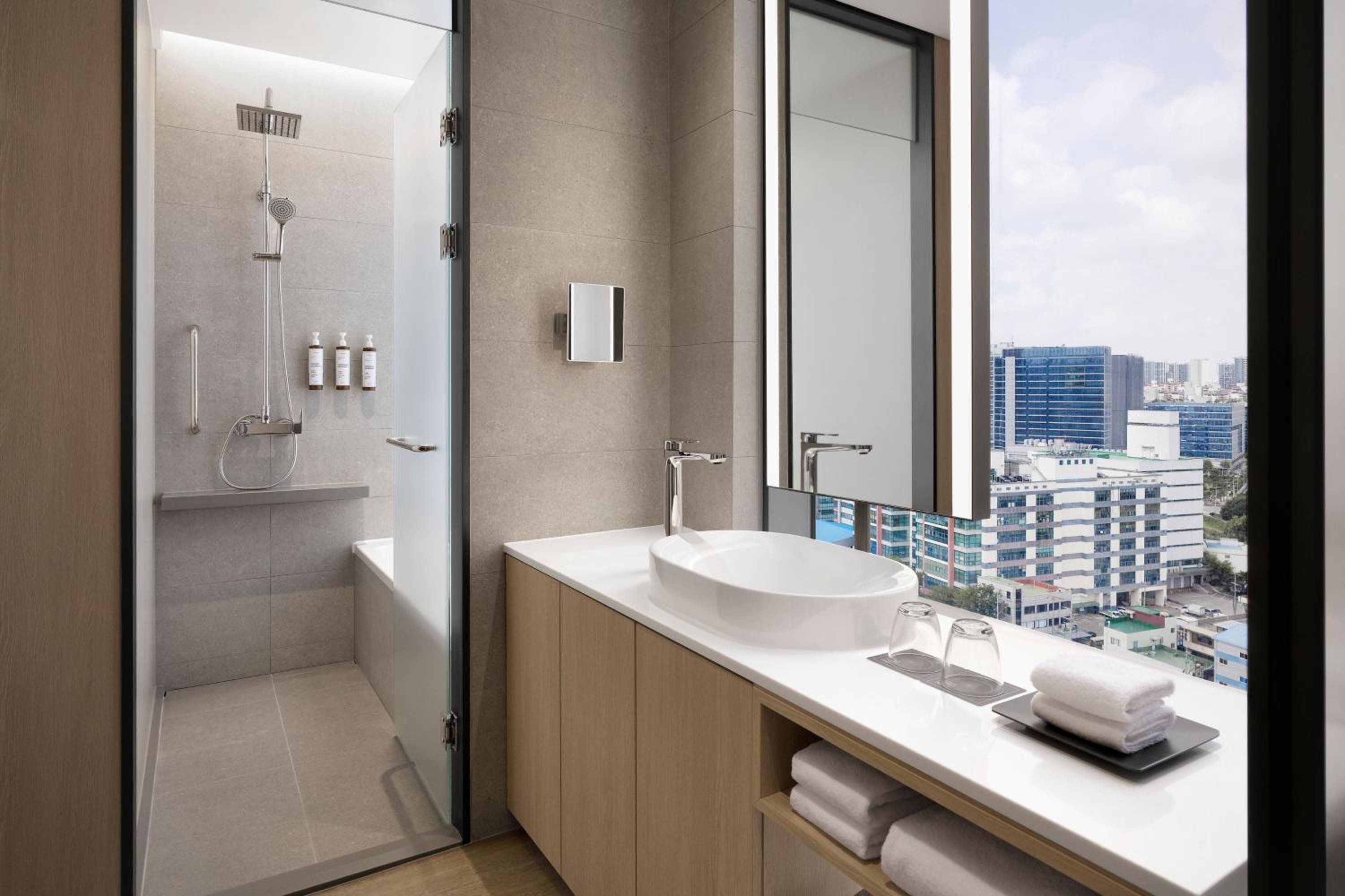 King Studio Suite with Sofa Bed and City View - Photo 4