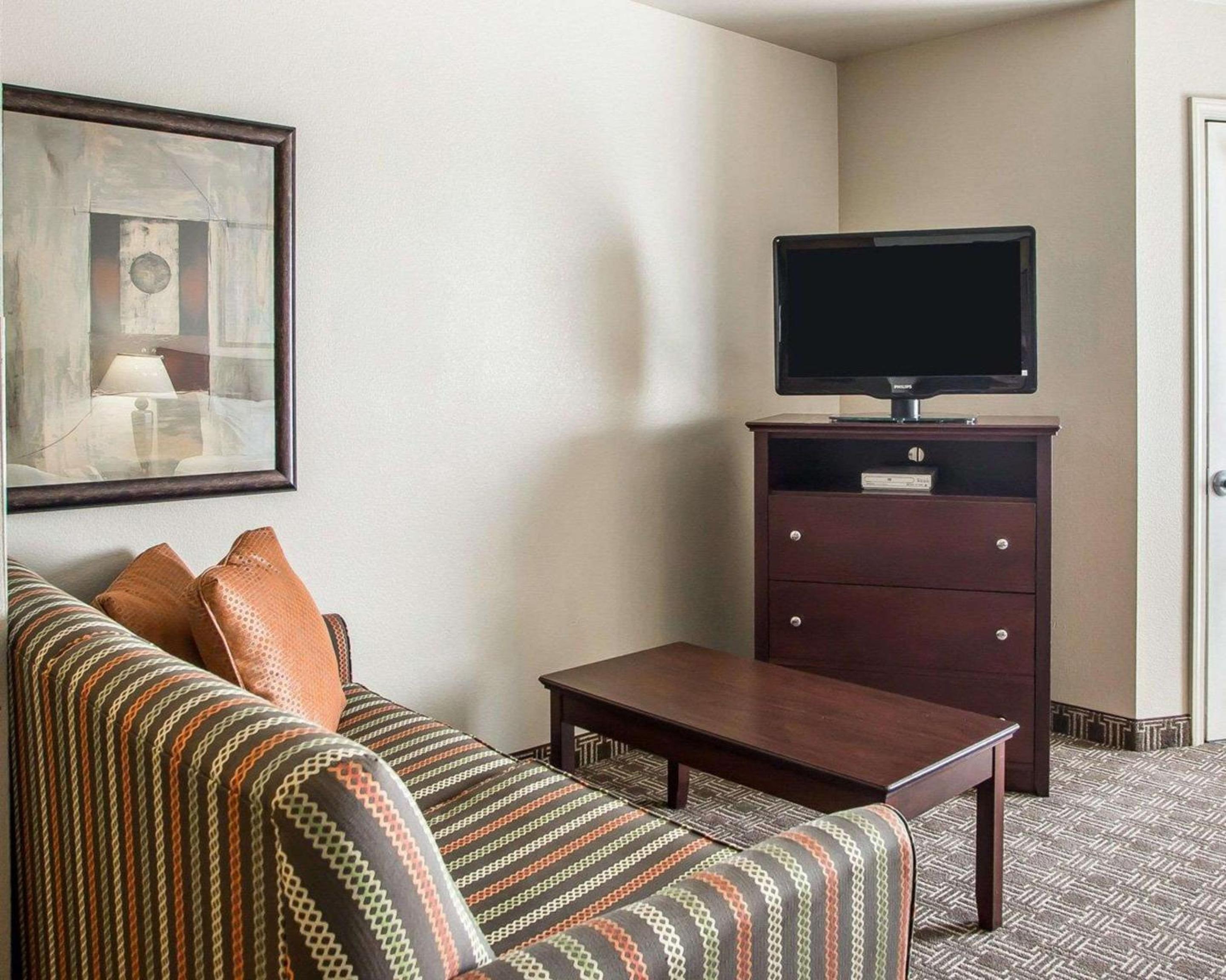 Queen Suite with Two Queen Beds - Non-Smoking - Photo 9