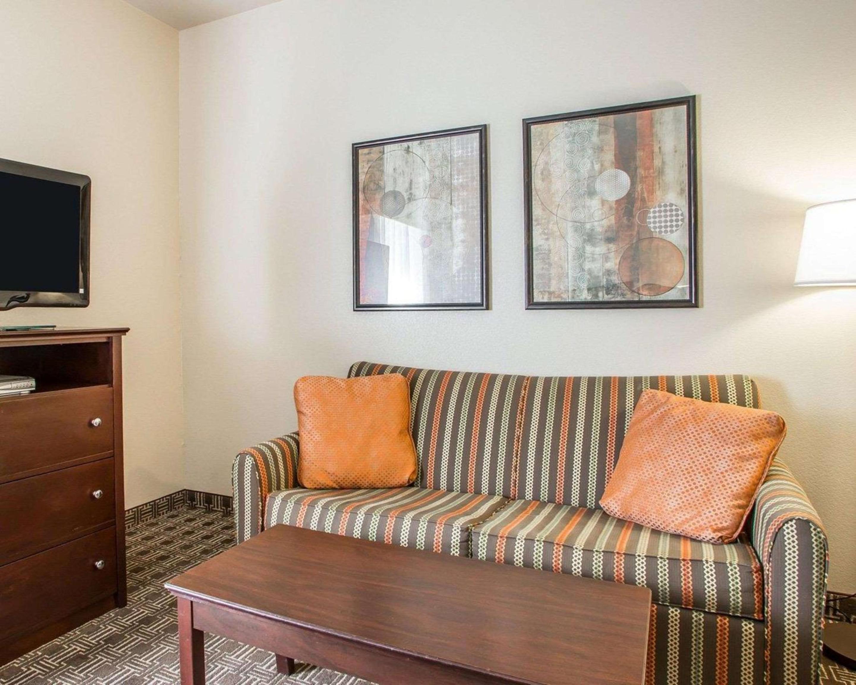 Queen Suite - Non-Smoking - Photo 3