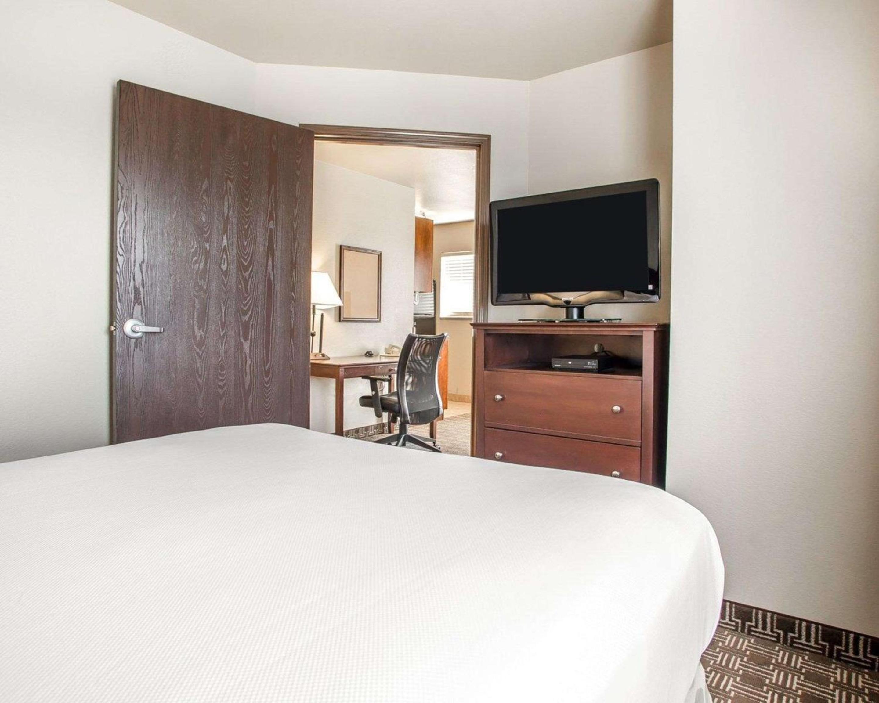 Queen Suite - Non-Smoking - Photo 6