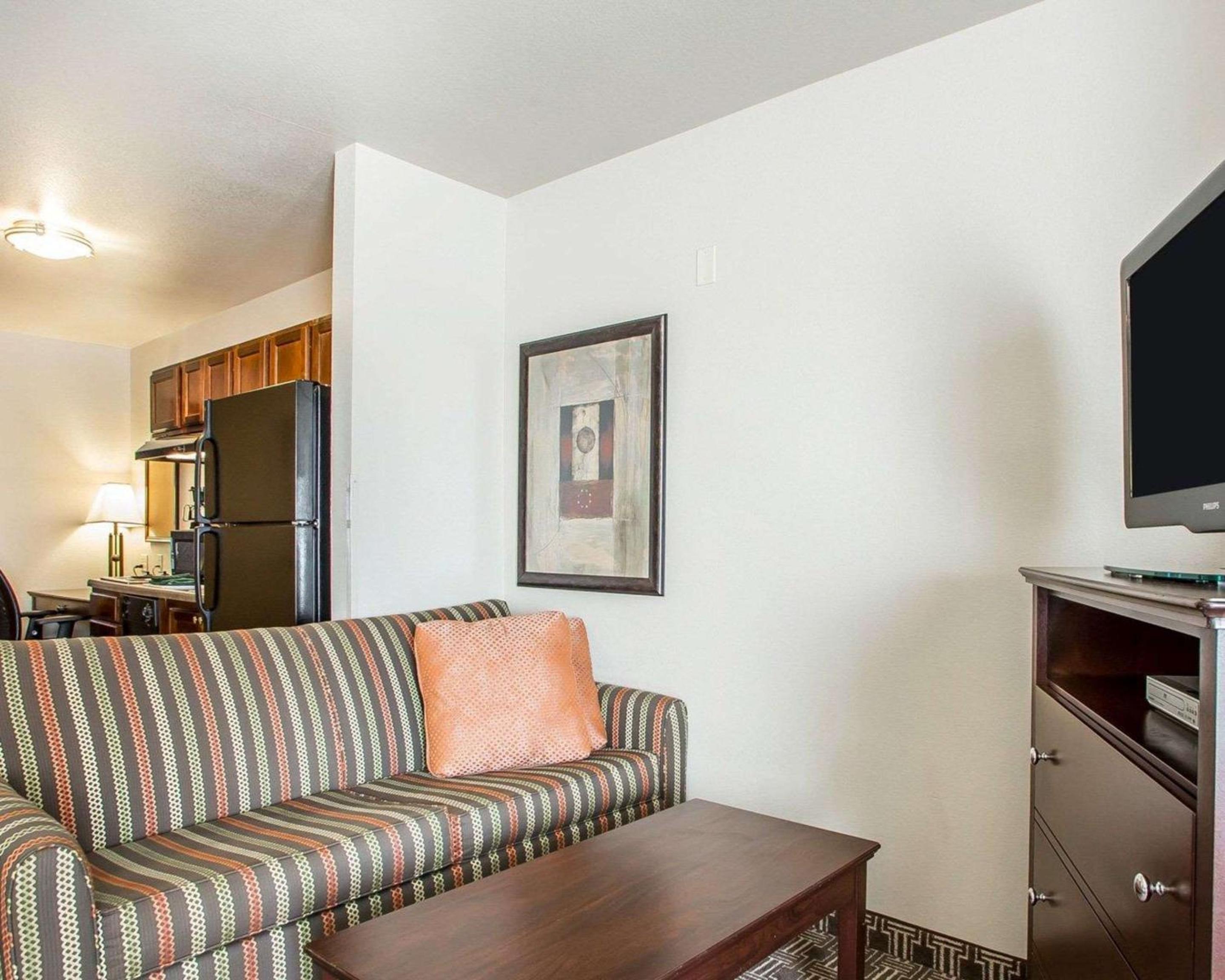 Queen Suite with Two Queen Beds - Non-Smoking - Photo 2
