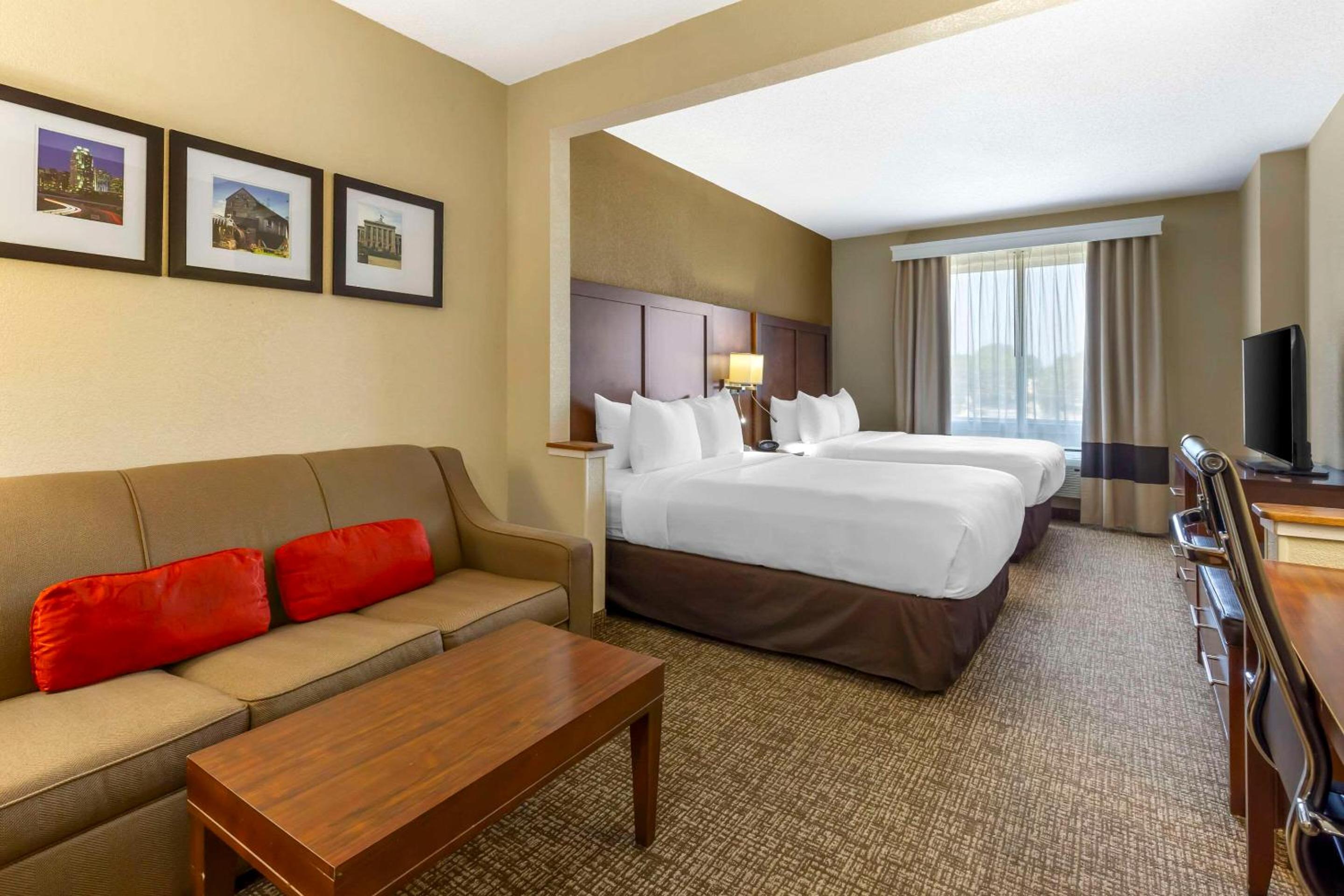 Queen Suite with Two Queen Beds - Non-Smoking - Photo 1