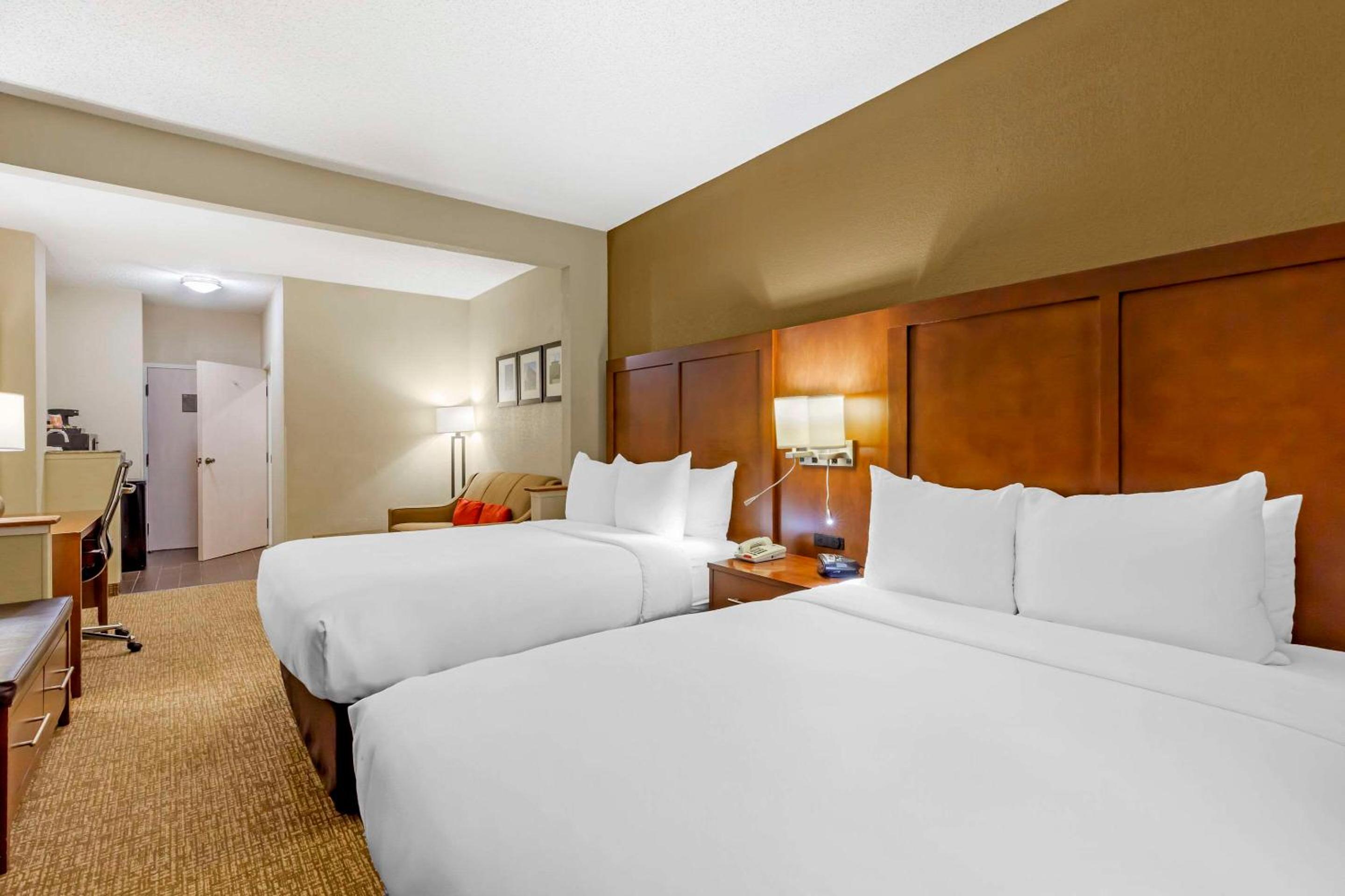 Queen Suite with Two Queen Beds - Non-Smoking - Photo 4