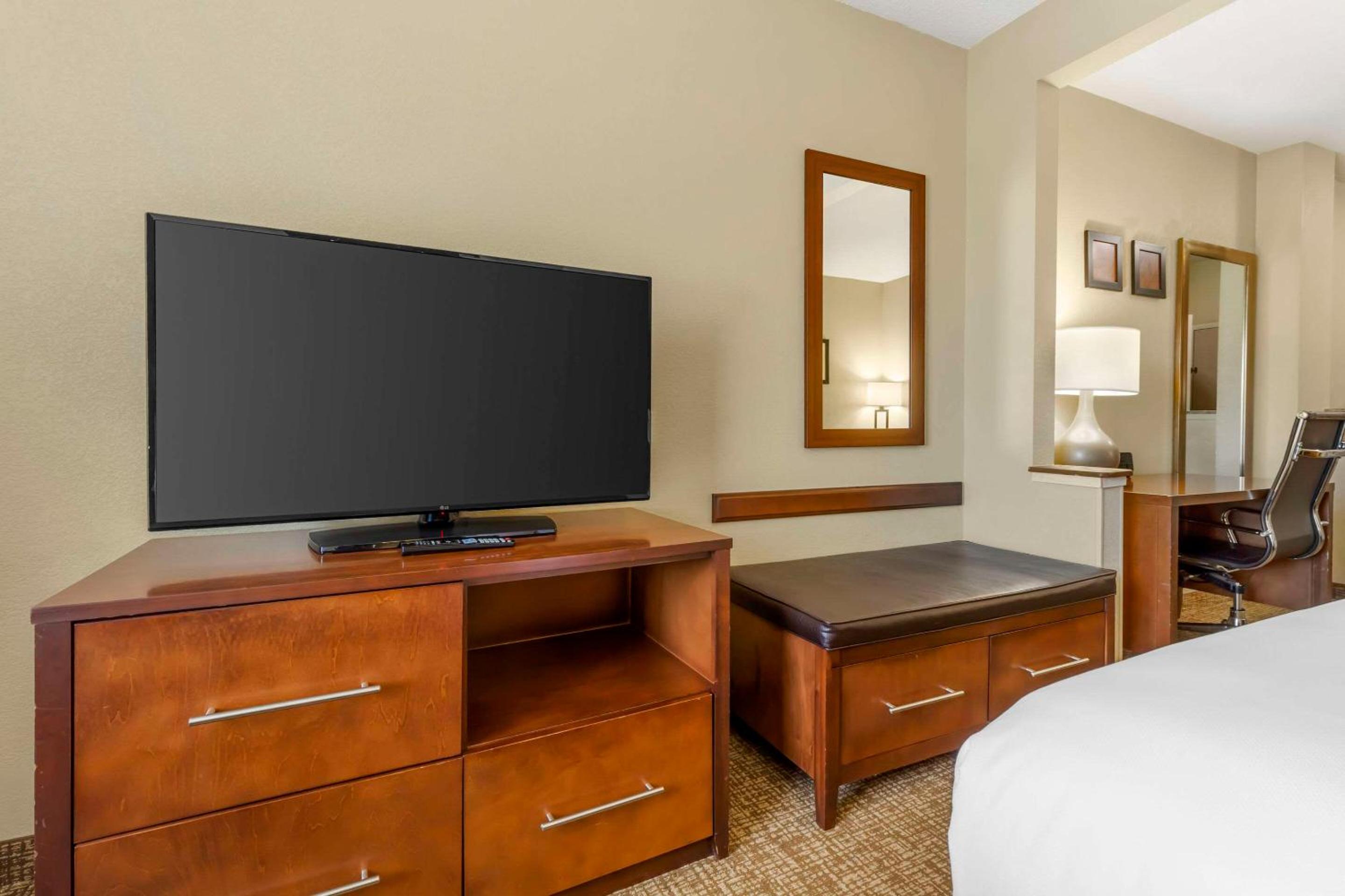 Queen Suite with Two Queen Beds - Non-Smoking - Photo 3