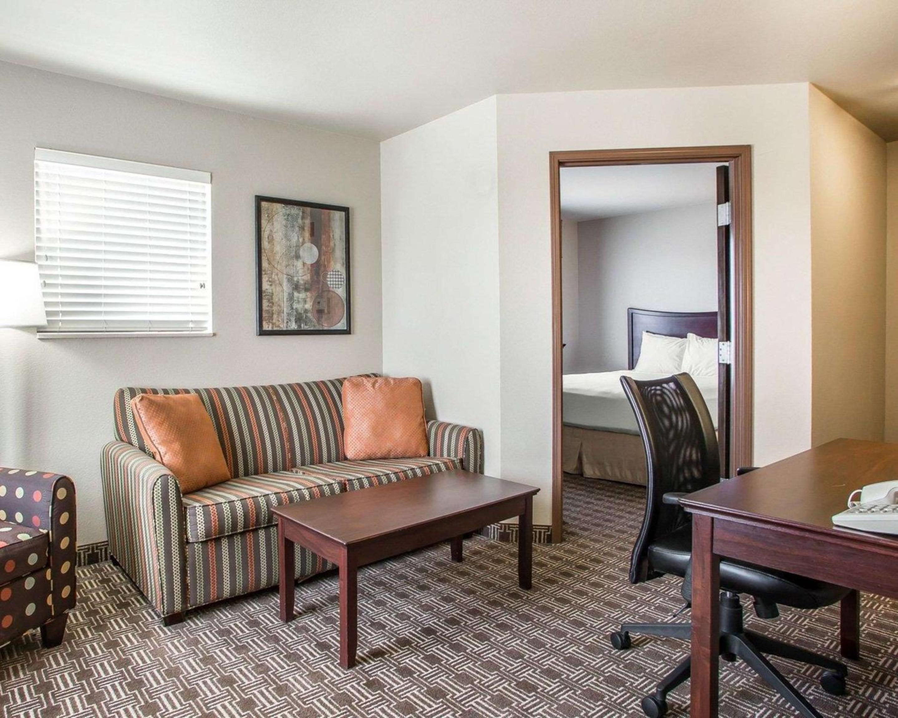 Queen Suite - Non-Smoking - Photo 4