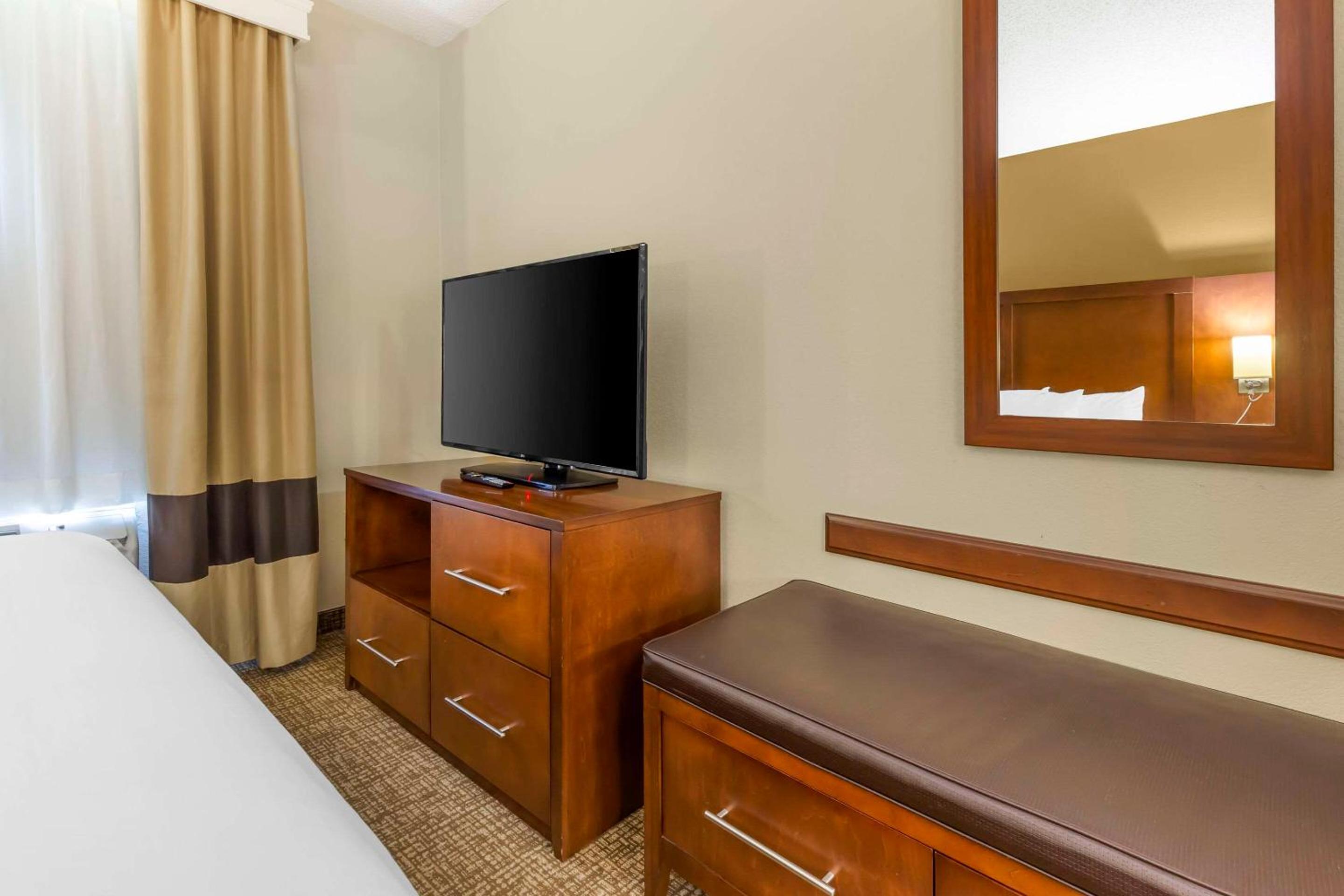King Suite - Non-Smoking - Photo 2