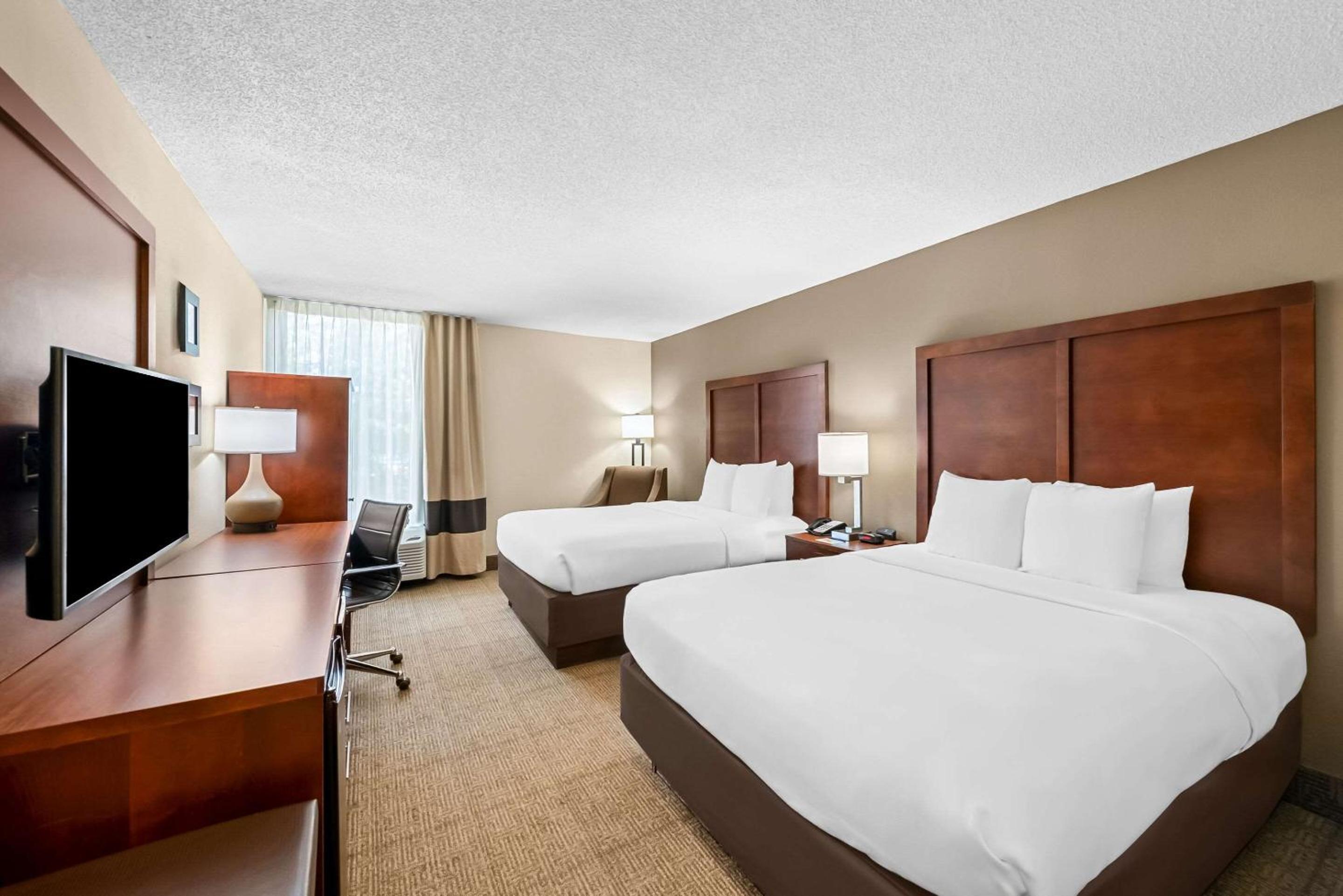 Queen Room with Two Queen Beds - Non-Smoking - Photo 1