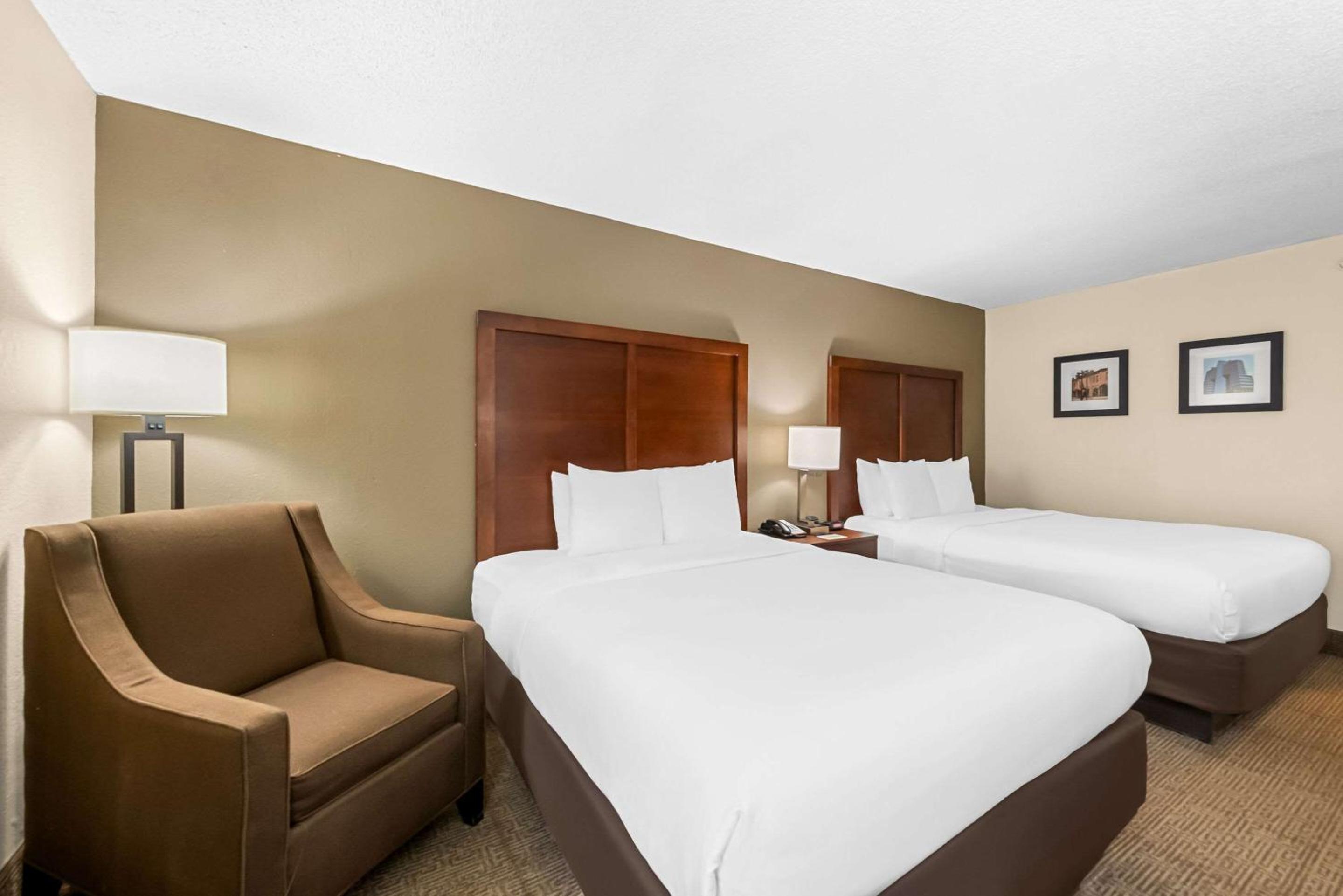 Queen Room with Two Queen Beds - Non-Smoking - Photo 2