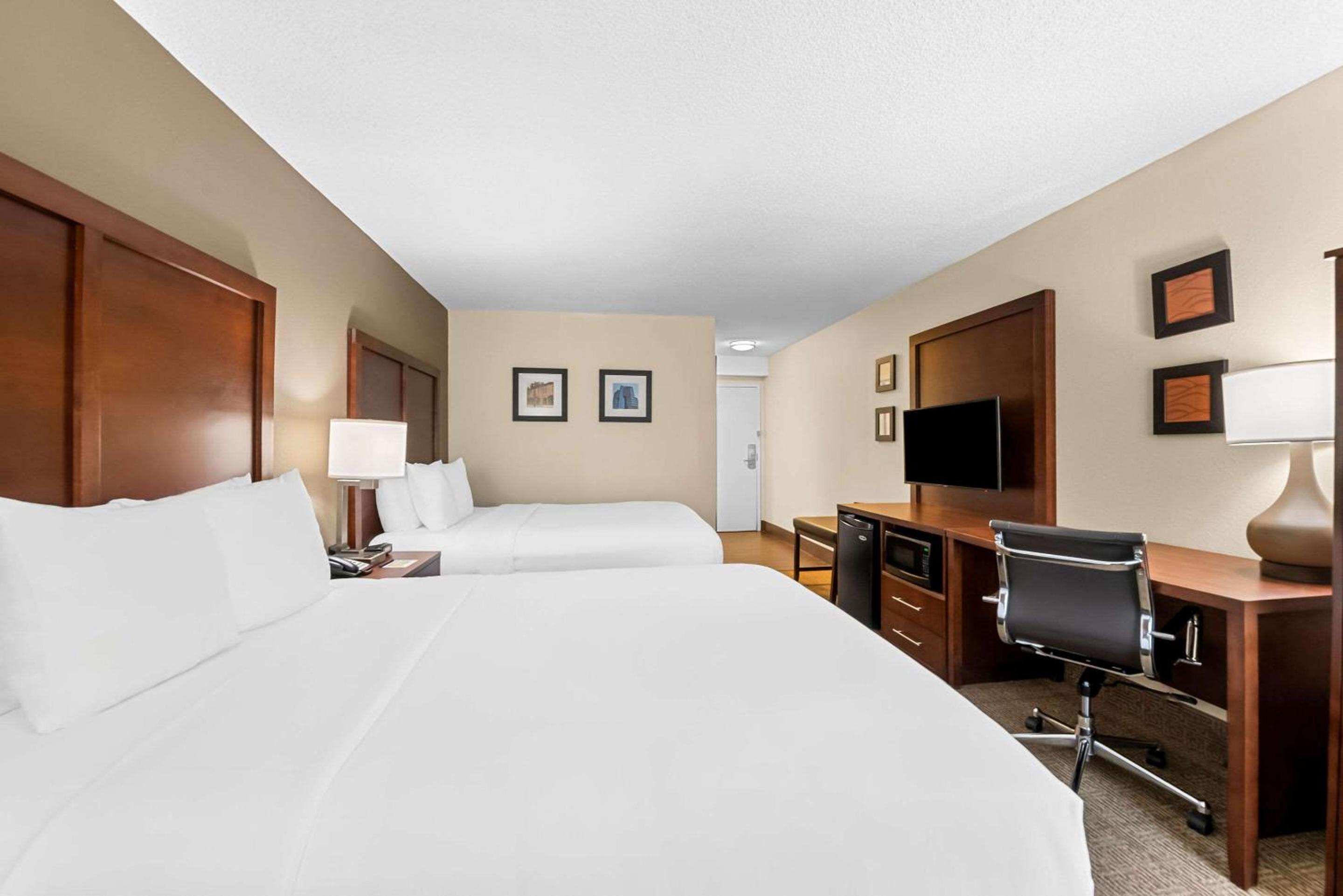 Queen Room with Two Queen Beds - Non-Smoking - Photo 3