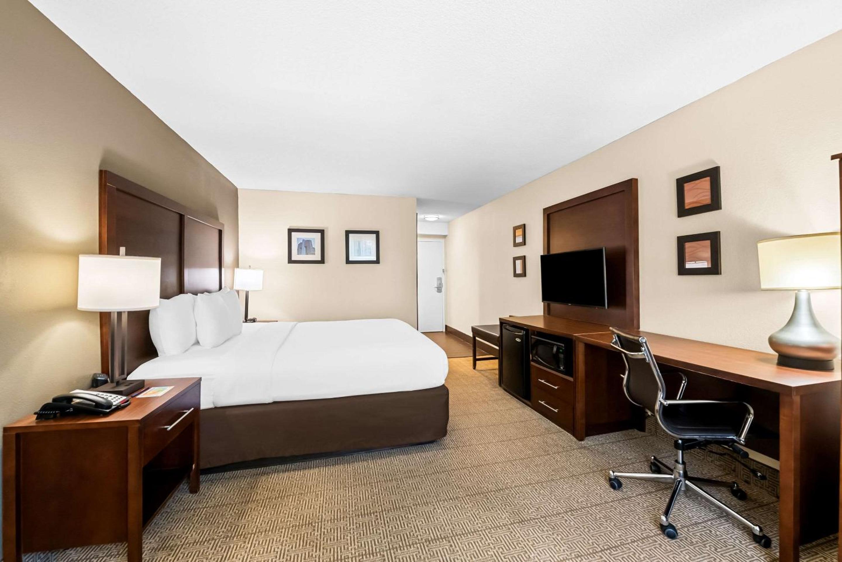 King Room - Non-Smoking - Photo 2