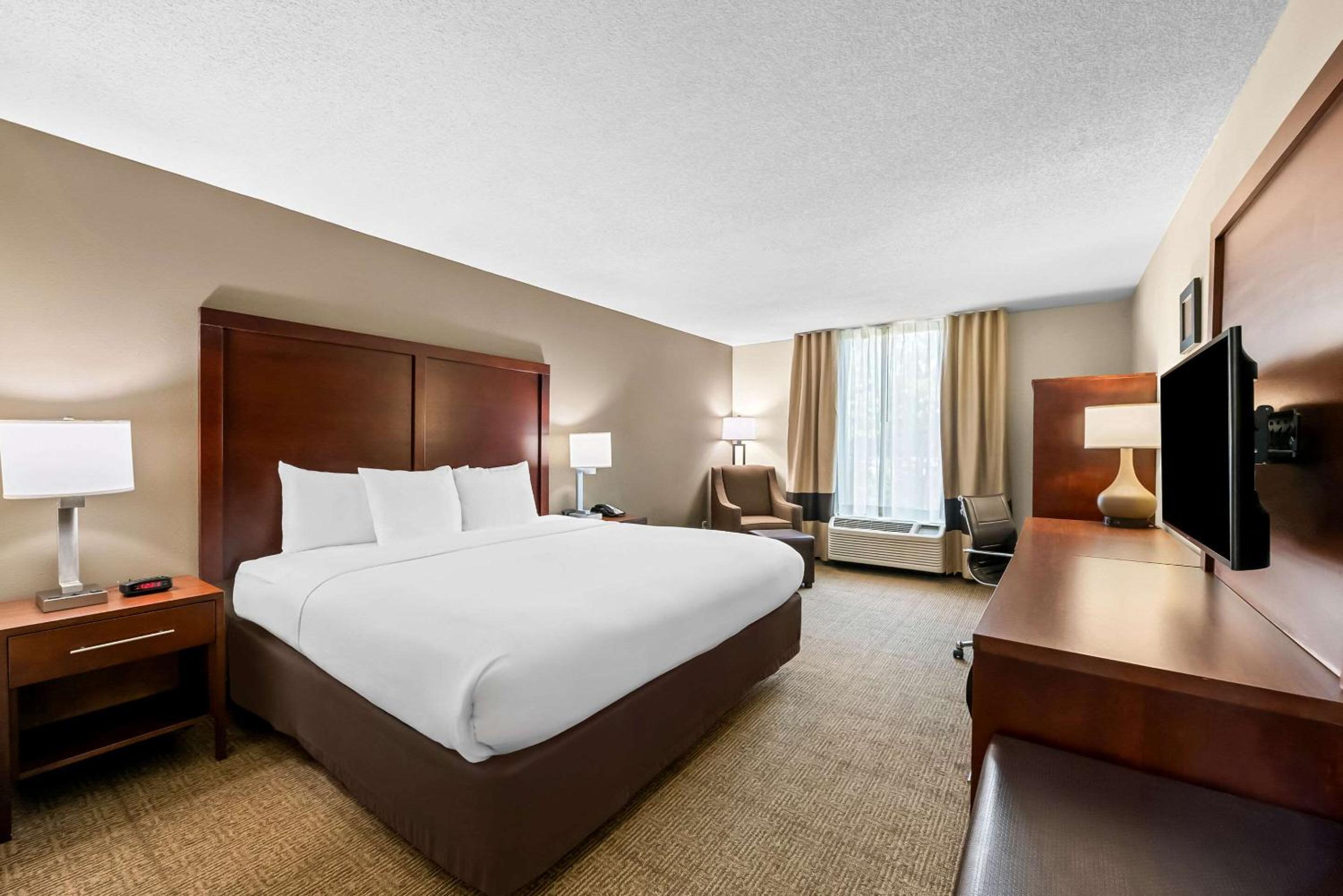 King Room - Non-Smoking - Photo 3