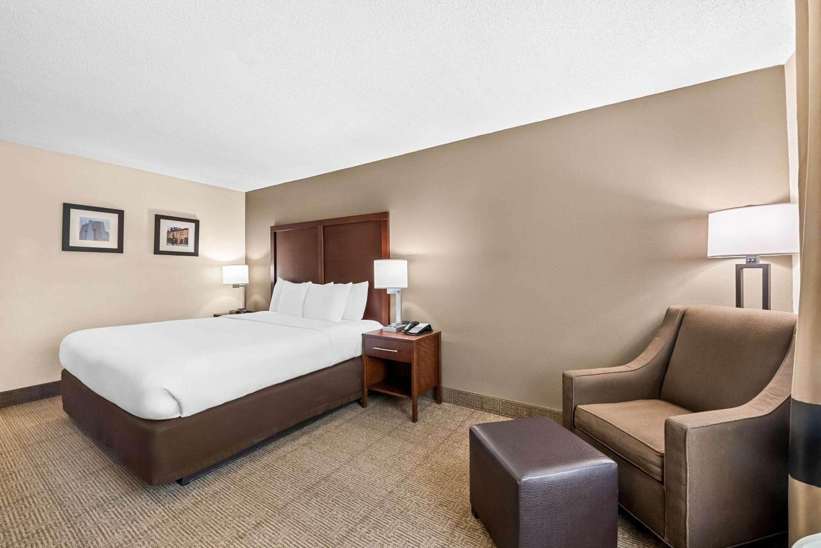 King Room - Non-Smoking - Photo 5
