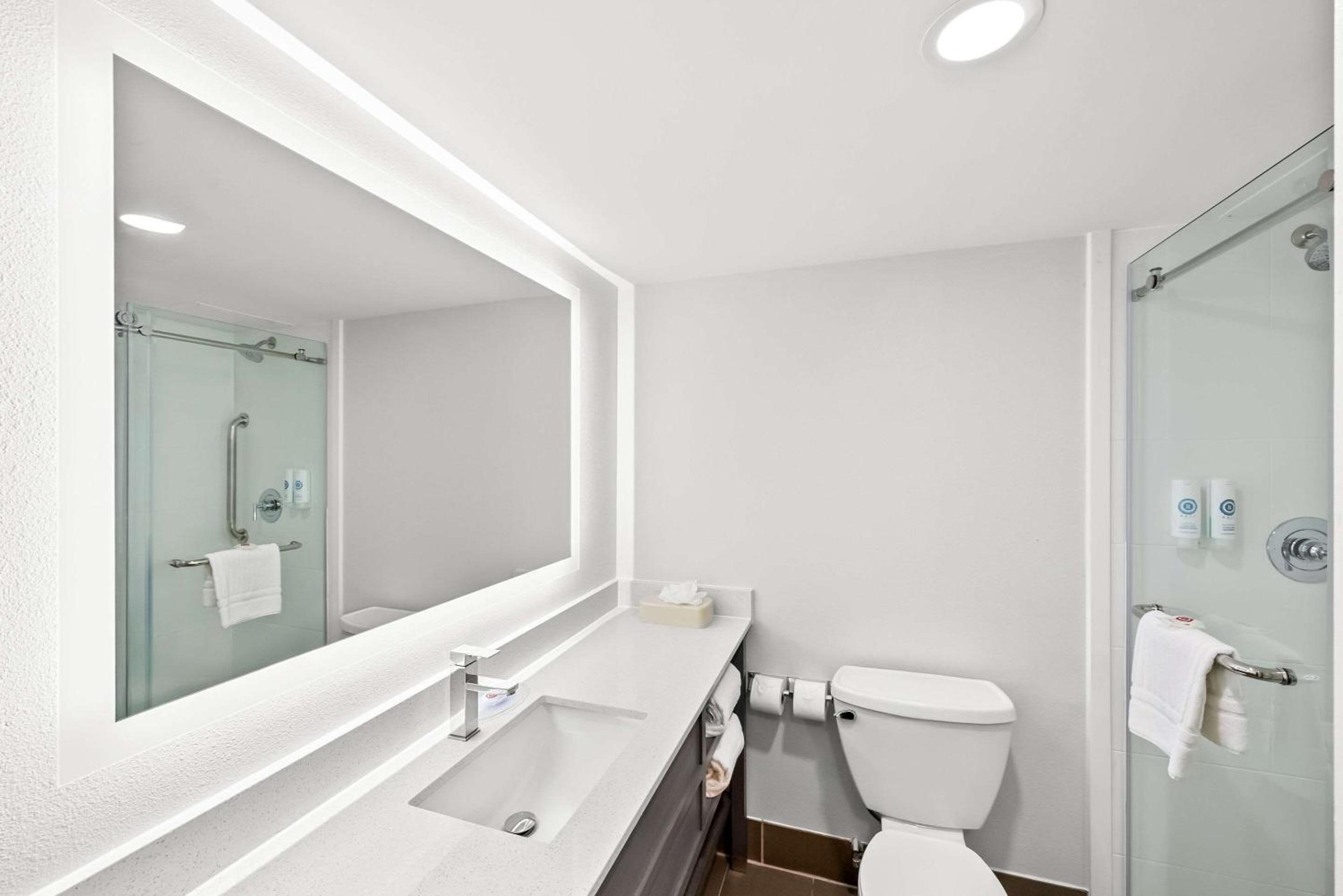 King Room - Non-Smoking - Photo 4