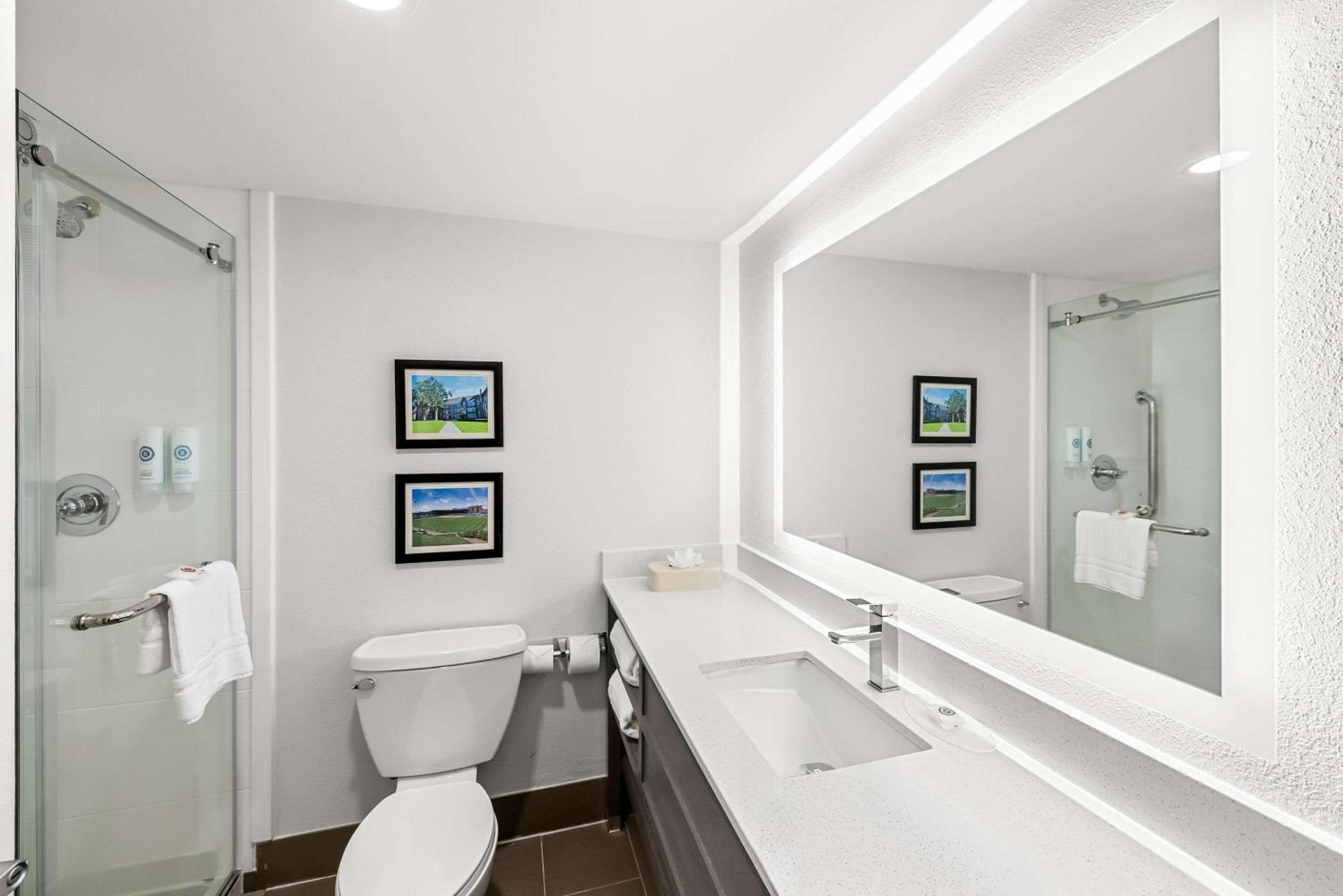 One-Bedroom King Suite with Sofa Bed - Non-Smoking - Photo 3
