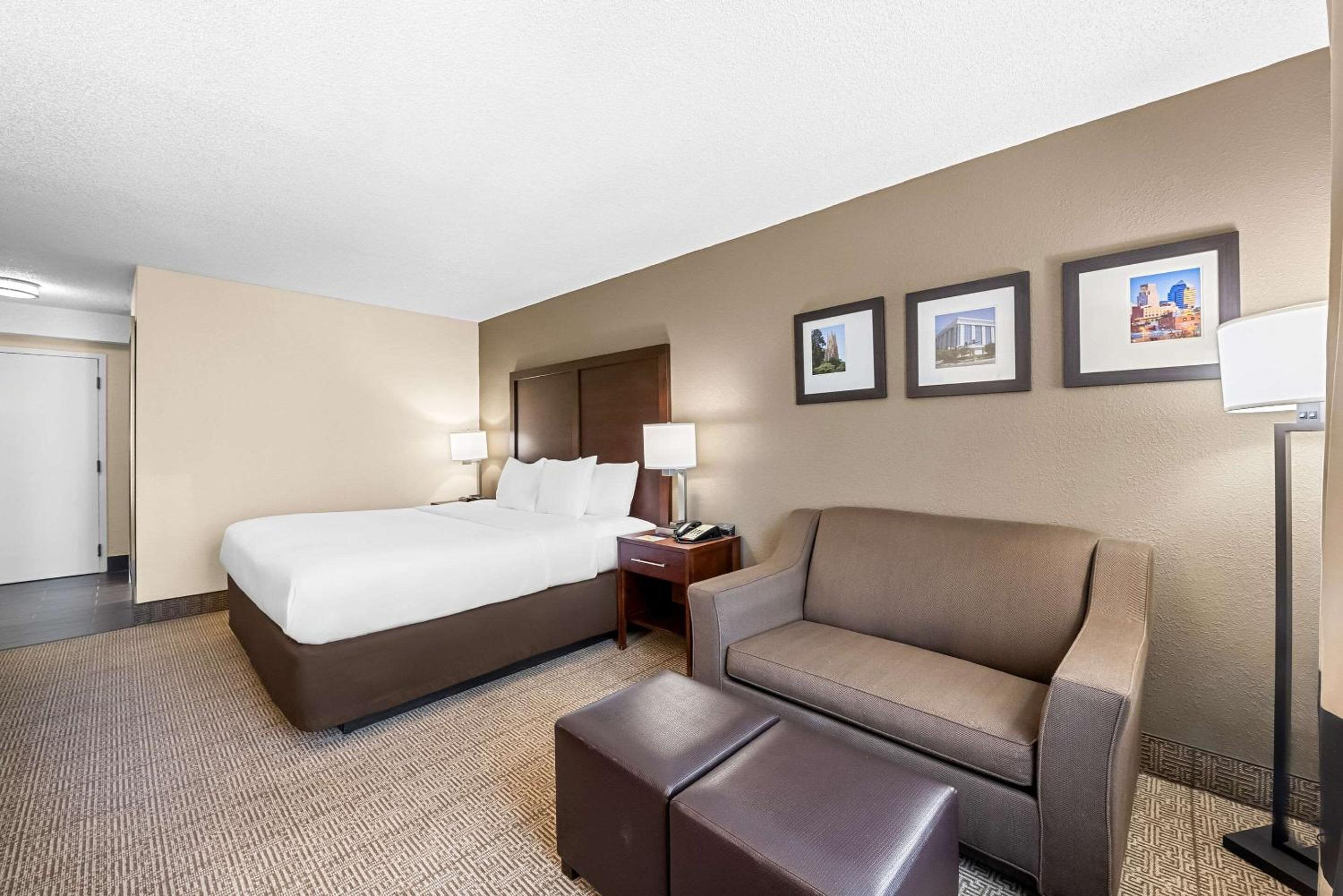One-Bedroom King Suite with Sofa Bed - Non-Smoking - Photo 2