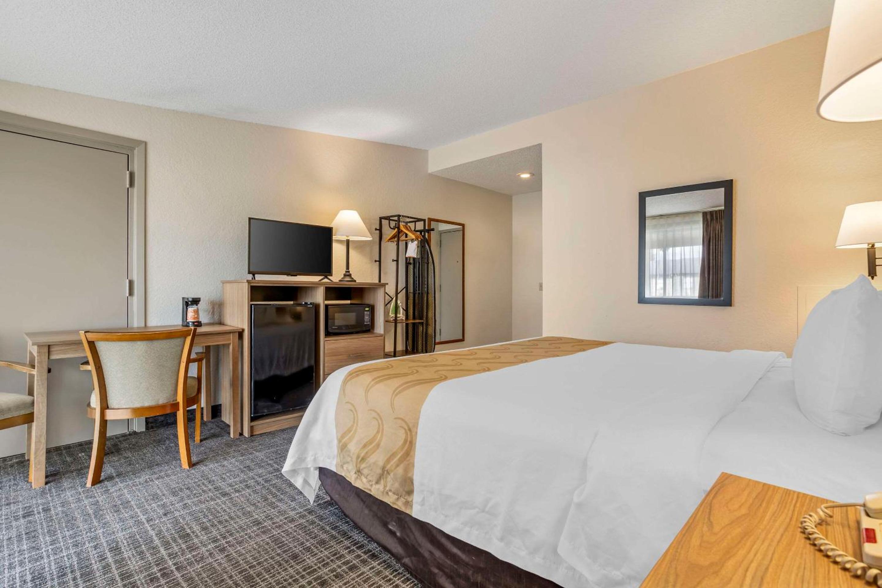 King Room - Non-Smoking - Photo 2