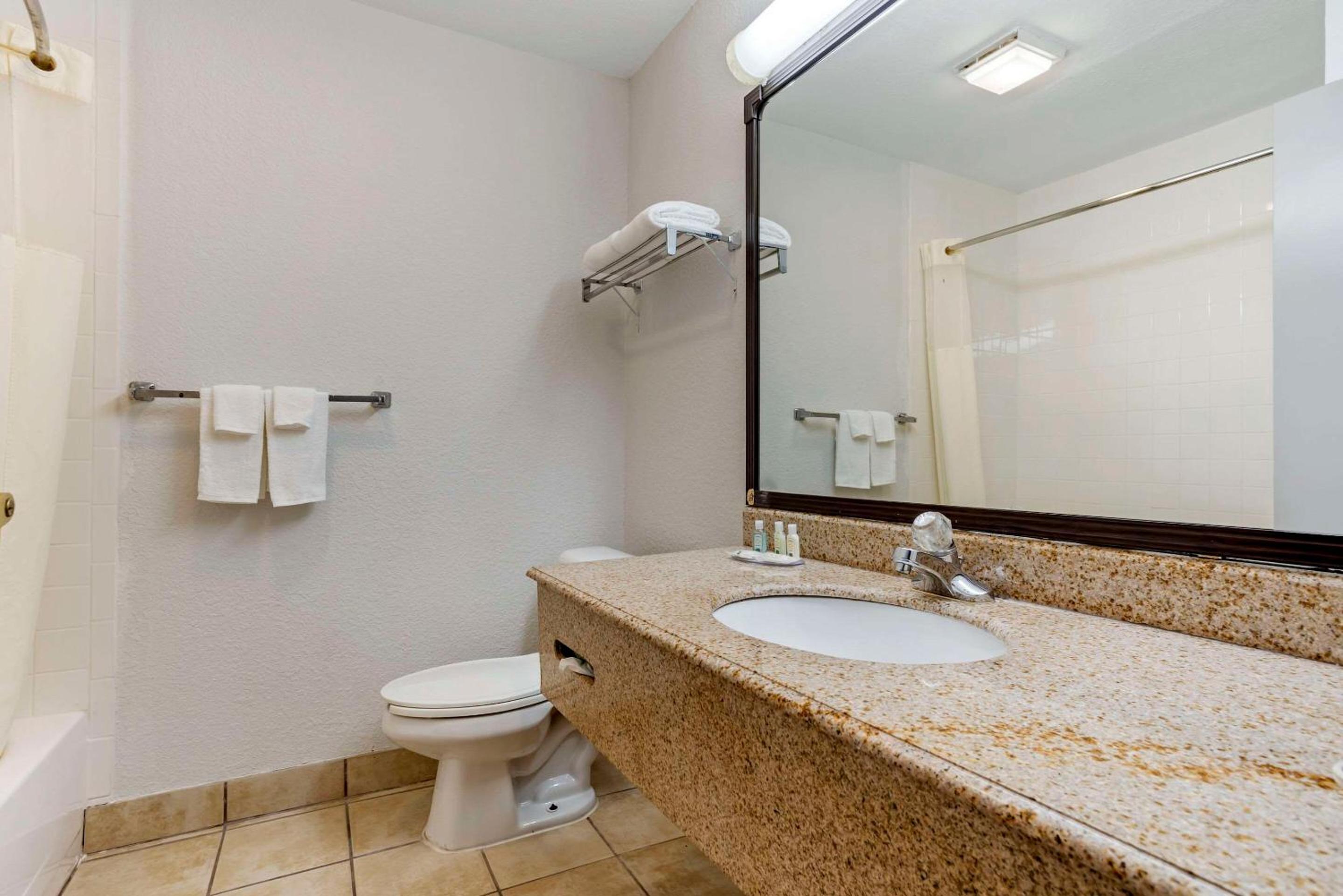 Queen Suite with Two Queen Beds - Non-Smoking - Photo 4