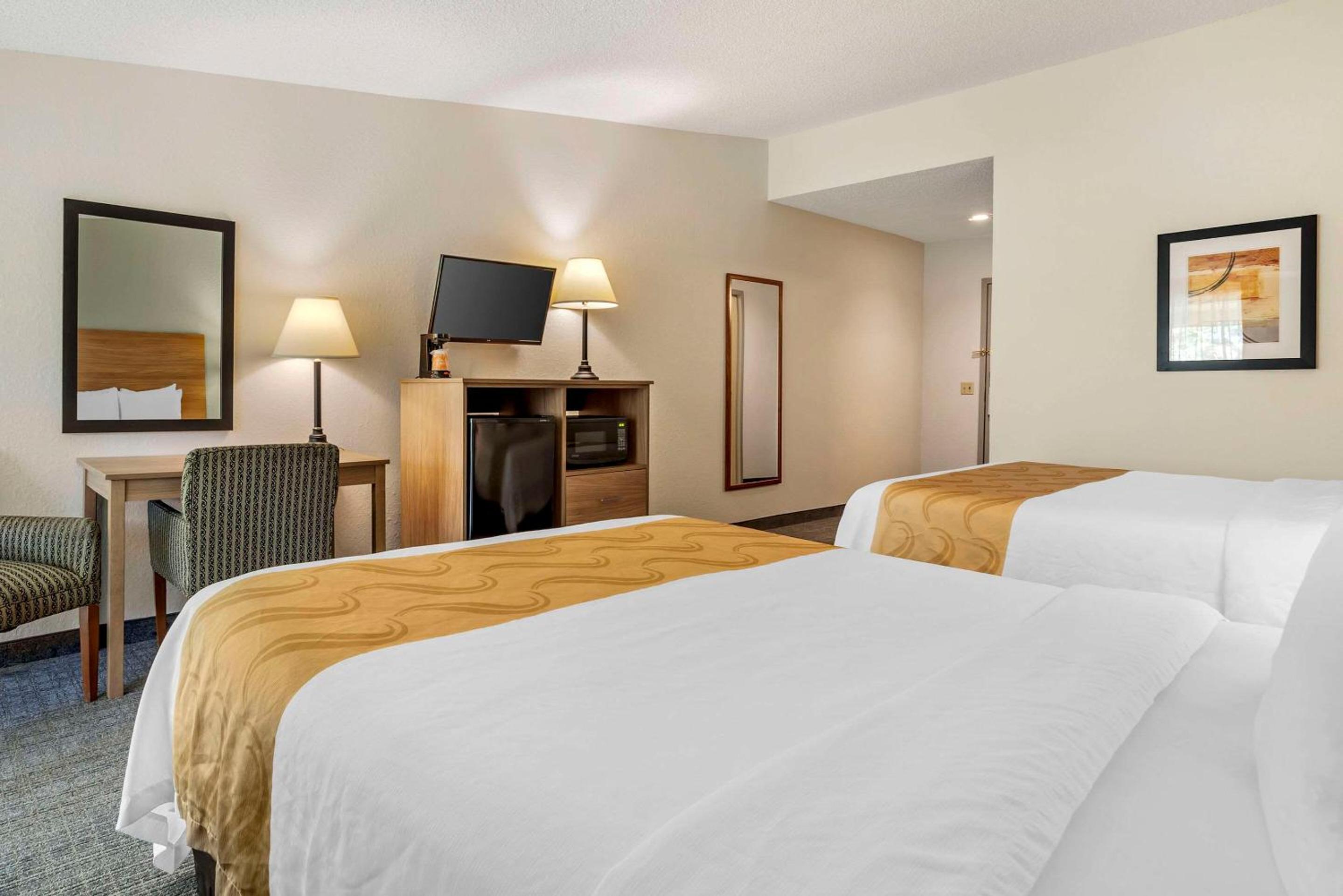 Queen Room with Two Queen Beds - Non-Smoking - Photo 3