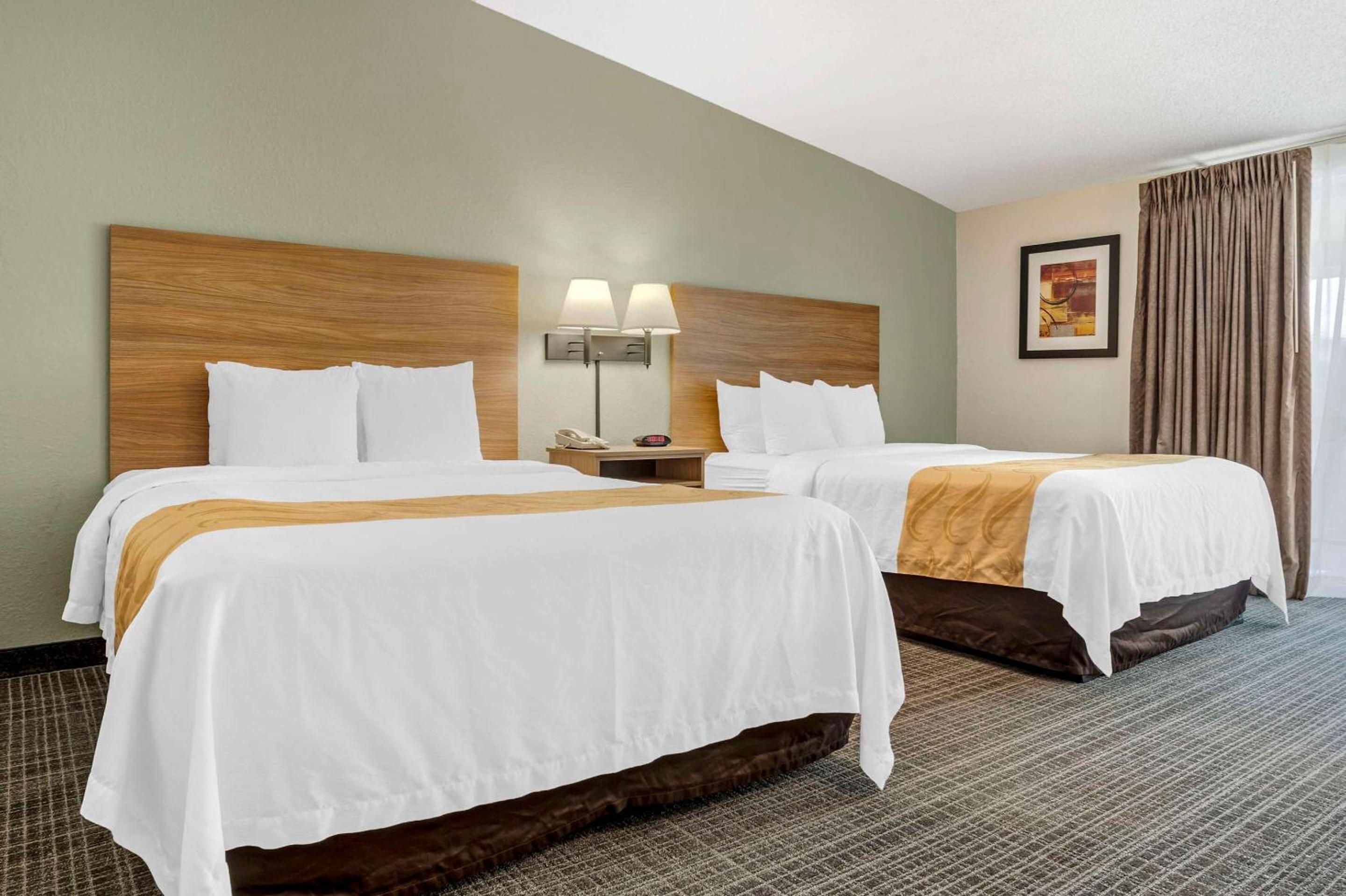 Queen Room with Two Queen Beds - Non-Smoking - Photo 4