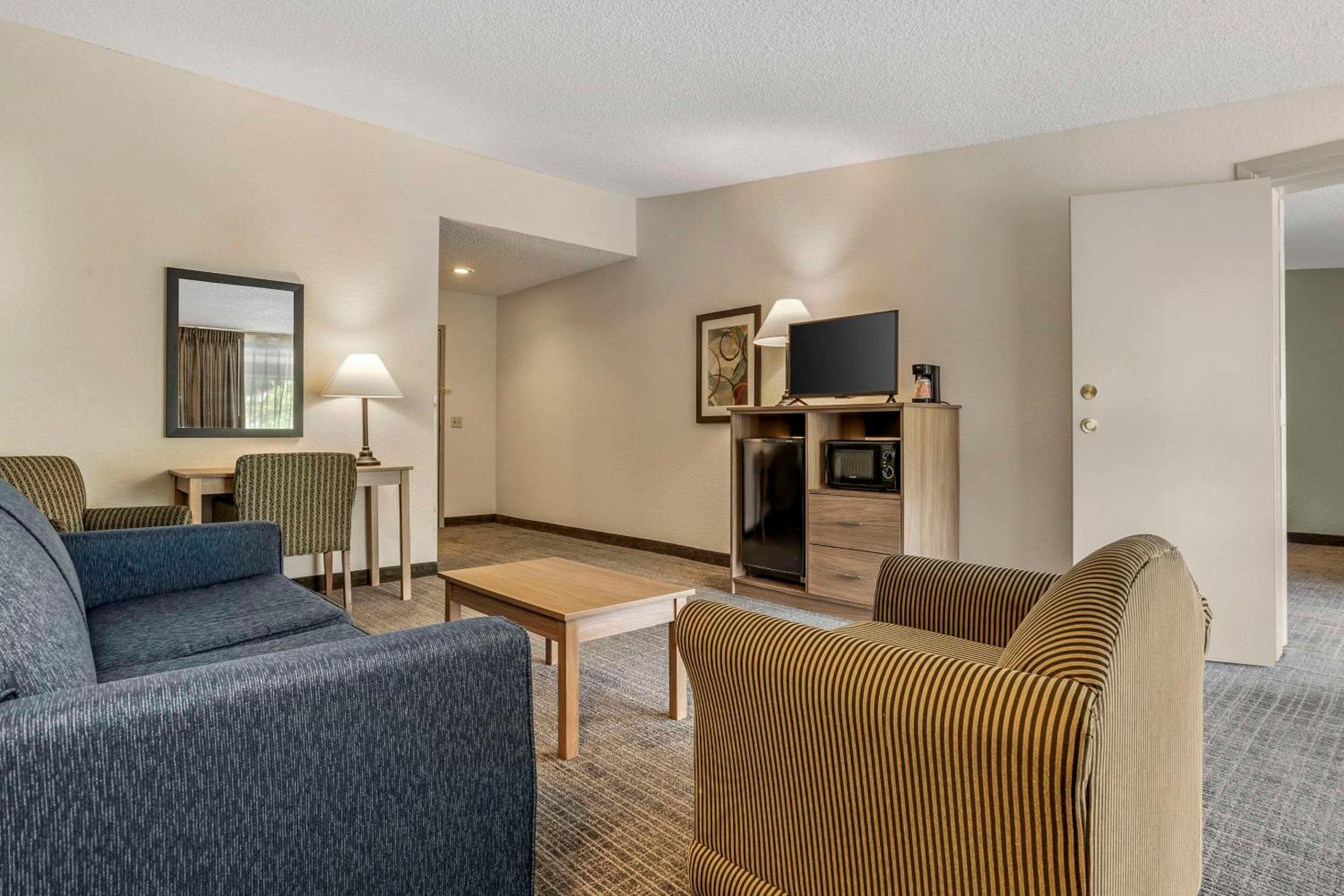 King Suite - Non-Smoking - Photo 4