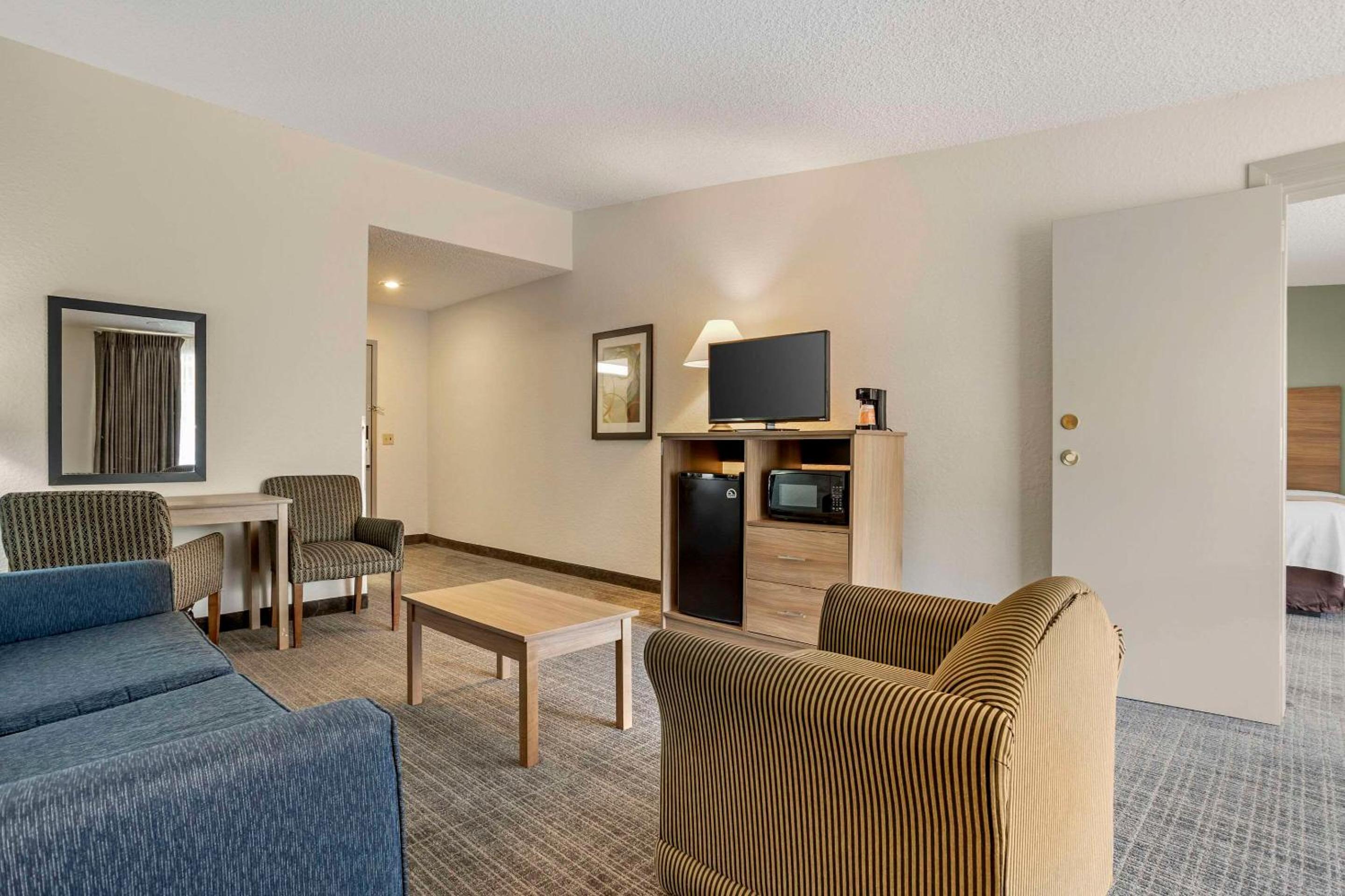 Queen Suite with Two Queen Beds - Non-Smoking - Photo 3