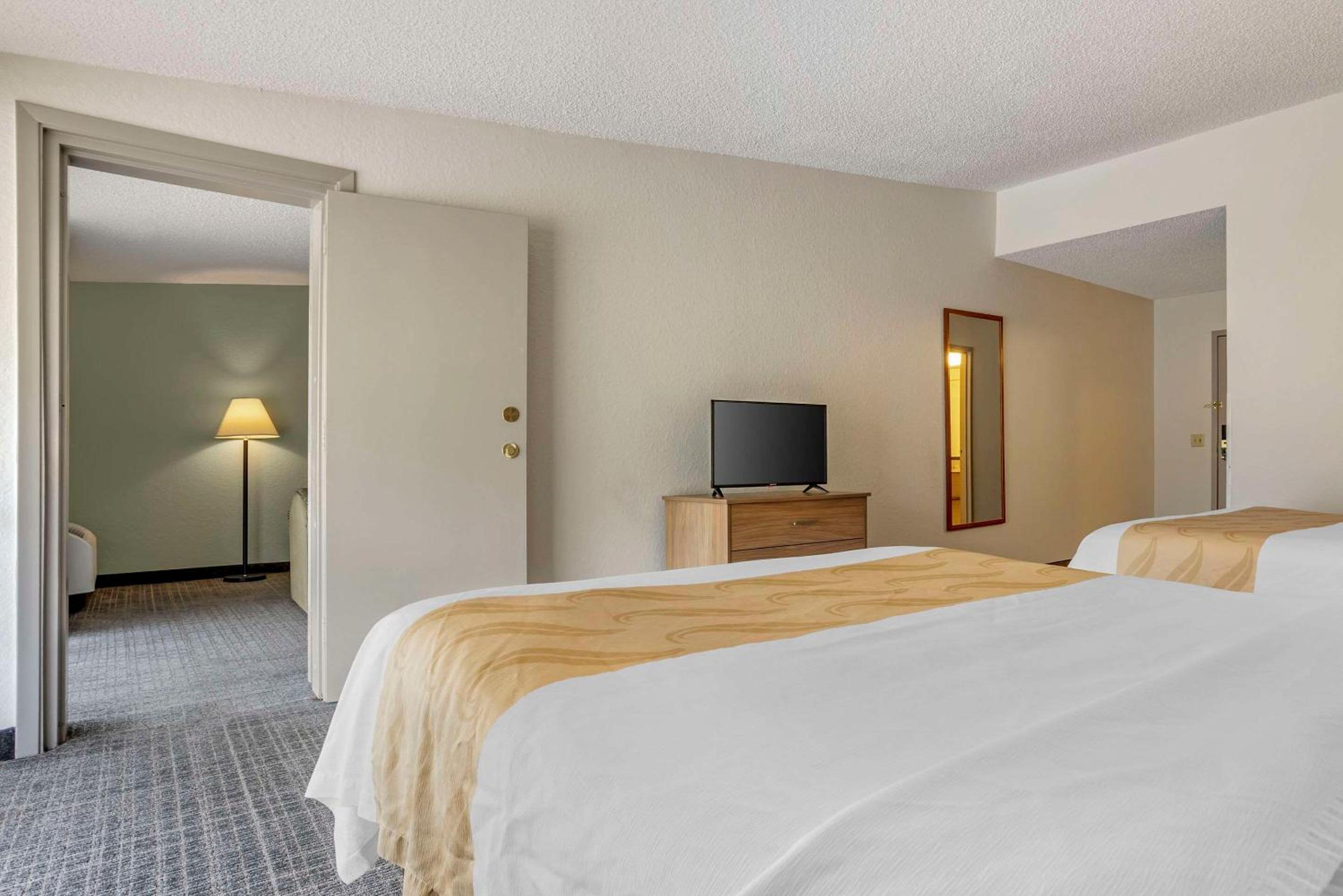 Queen Suite with Two Queen Beds - Non-Smoking - Photo 2