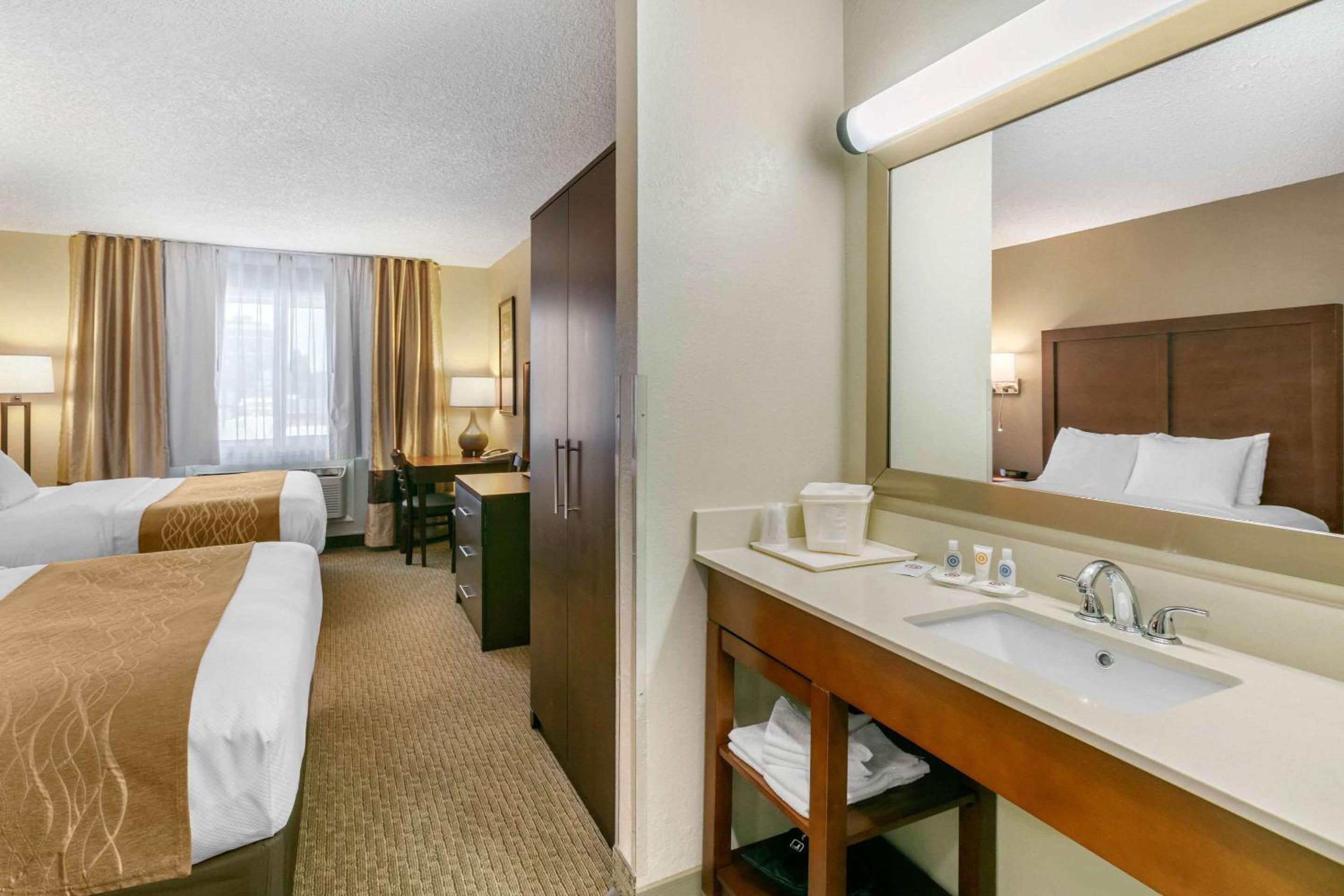Queen Room with Two Queen Beds - Non-Smoking - Photo 1