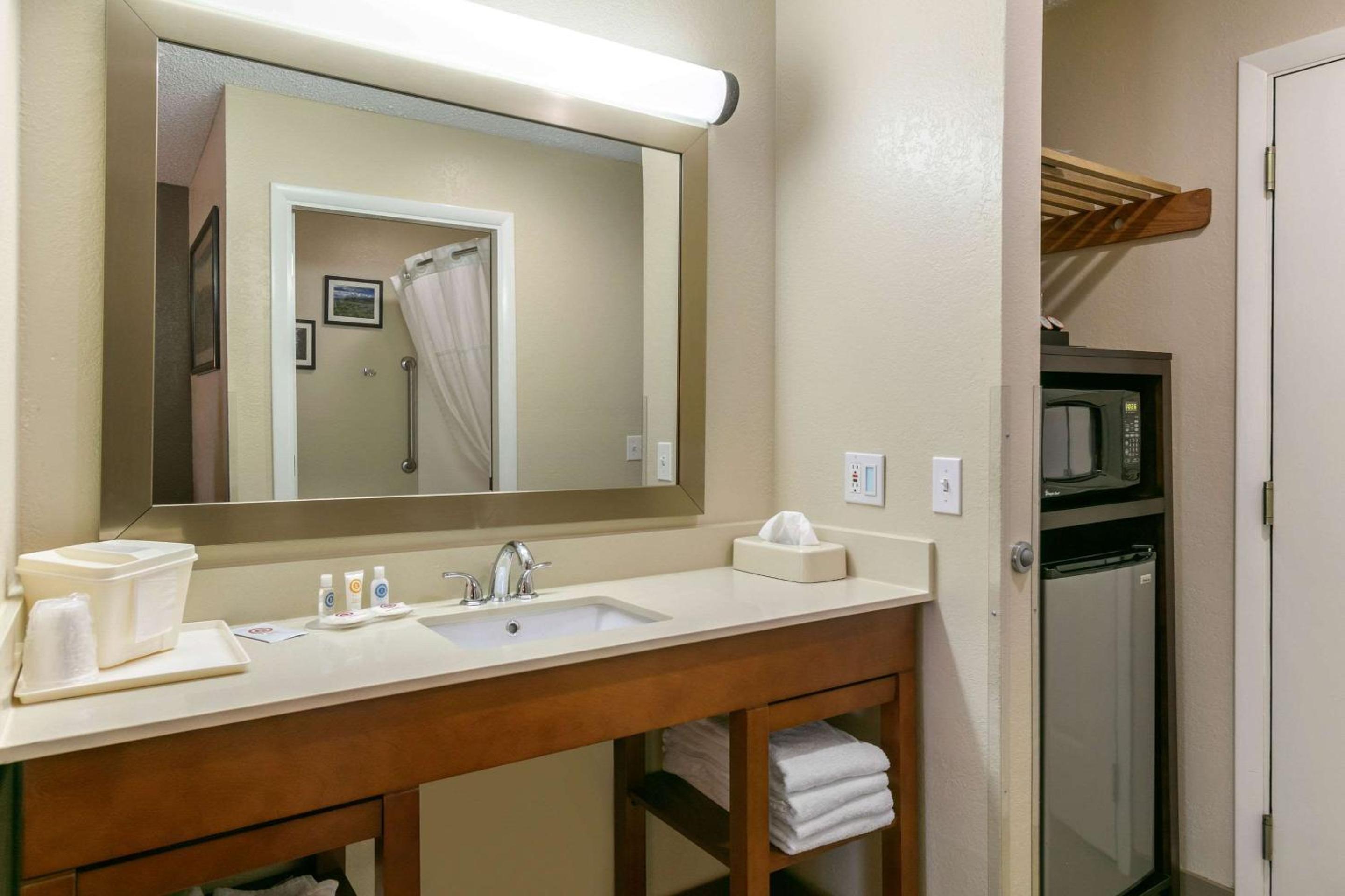 Standard King Room - Non-Smoking - Photo 2