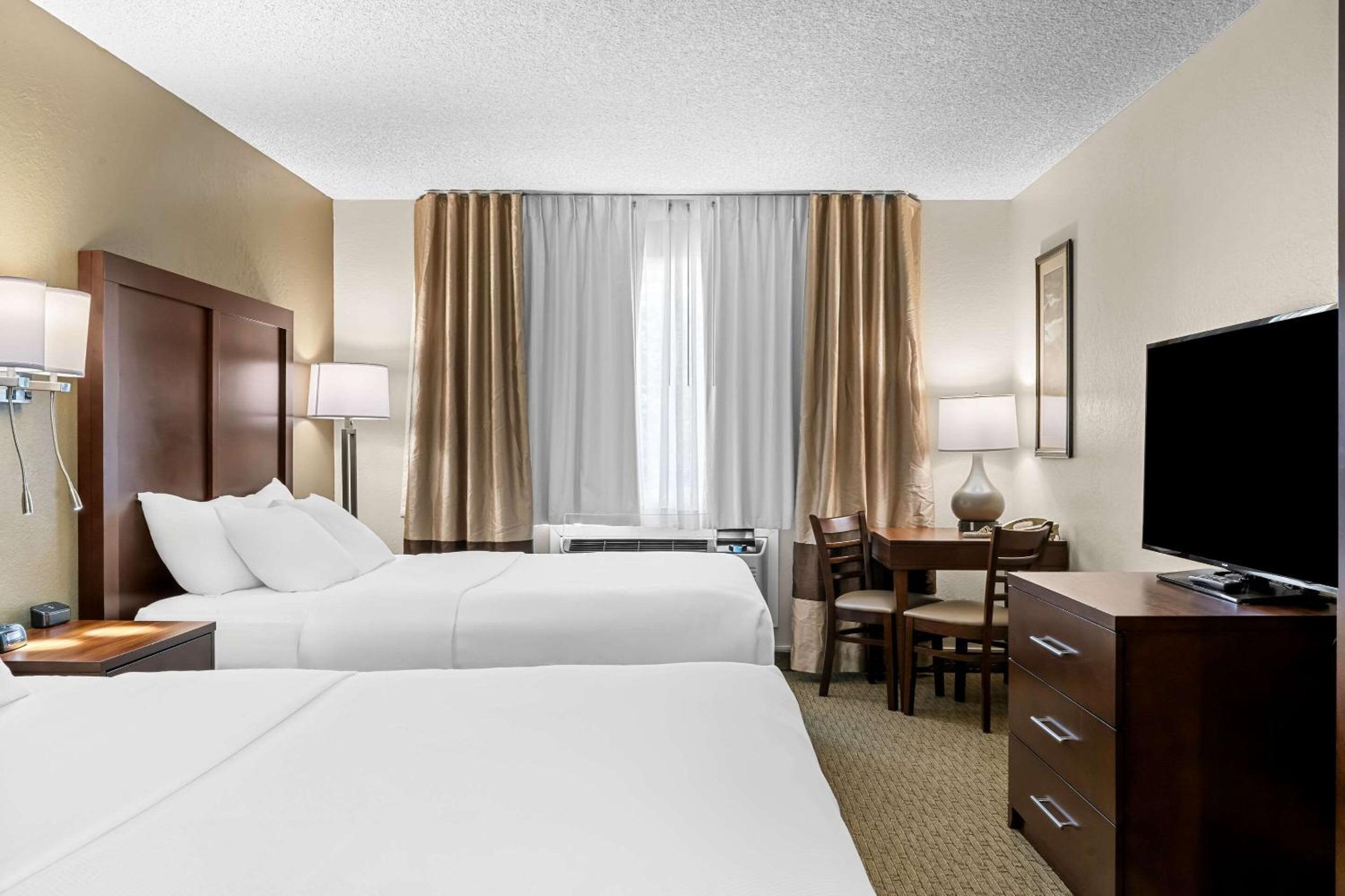 Queen Room with Two Queen Beds - Non-Smoking - Photo 4