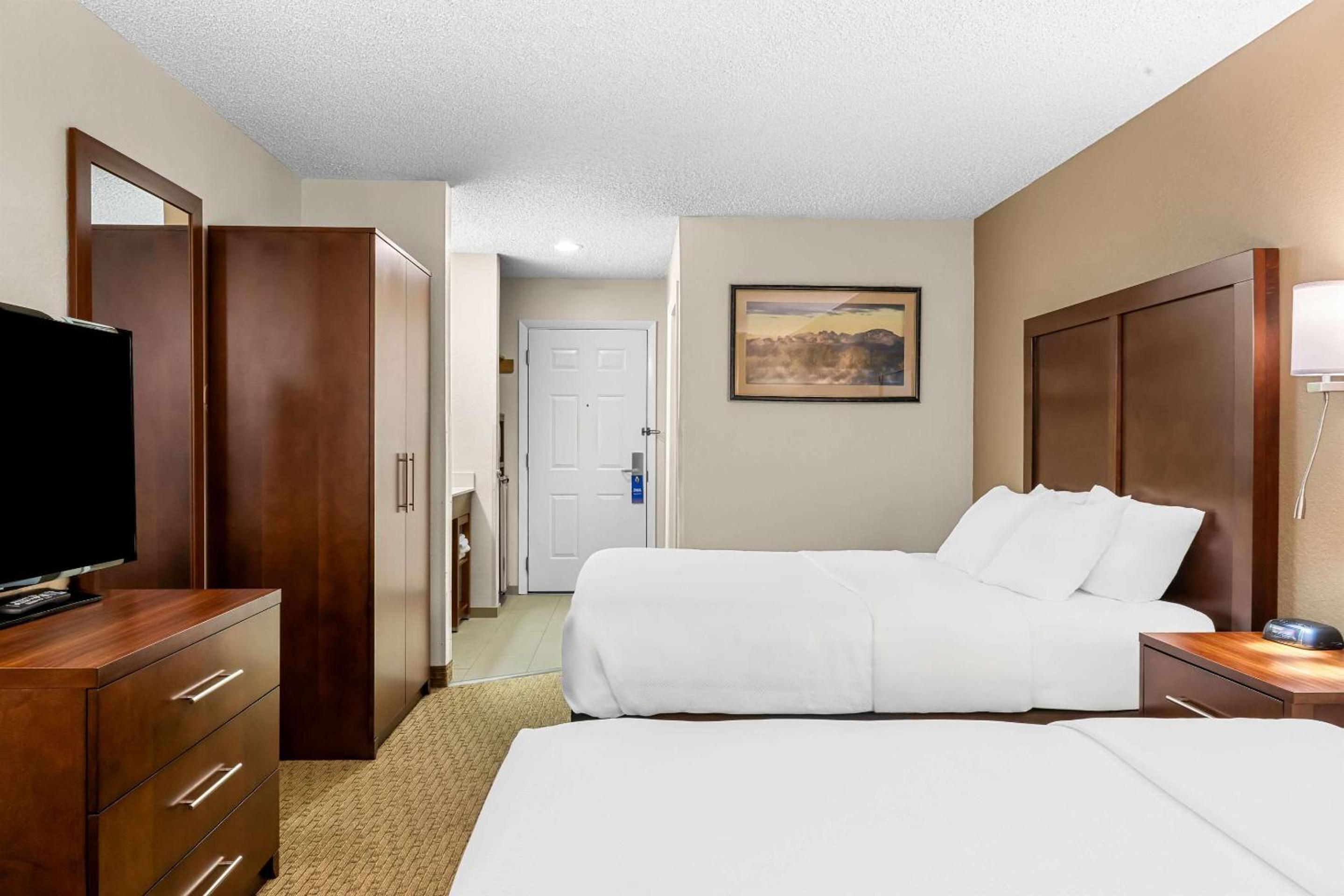 Queen Room with Two Queen Beds - Non-Smoking - Photo 5