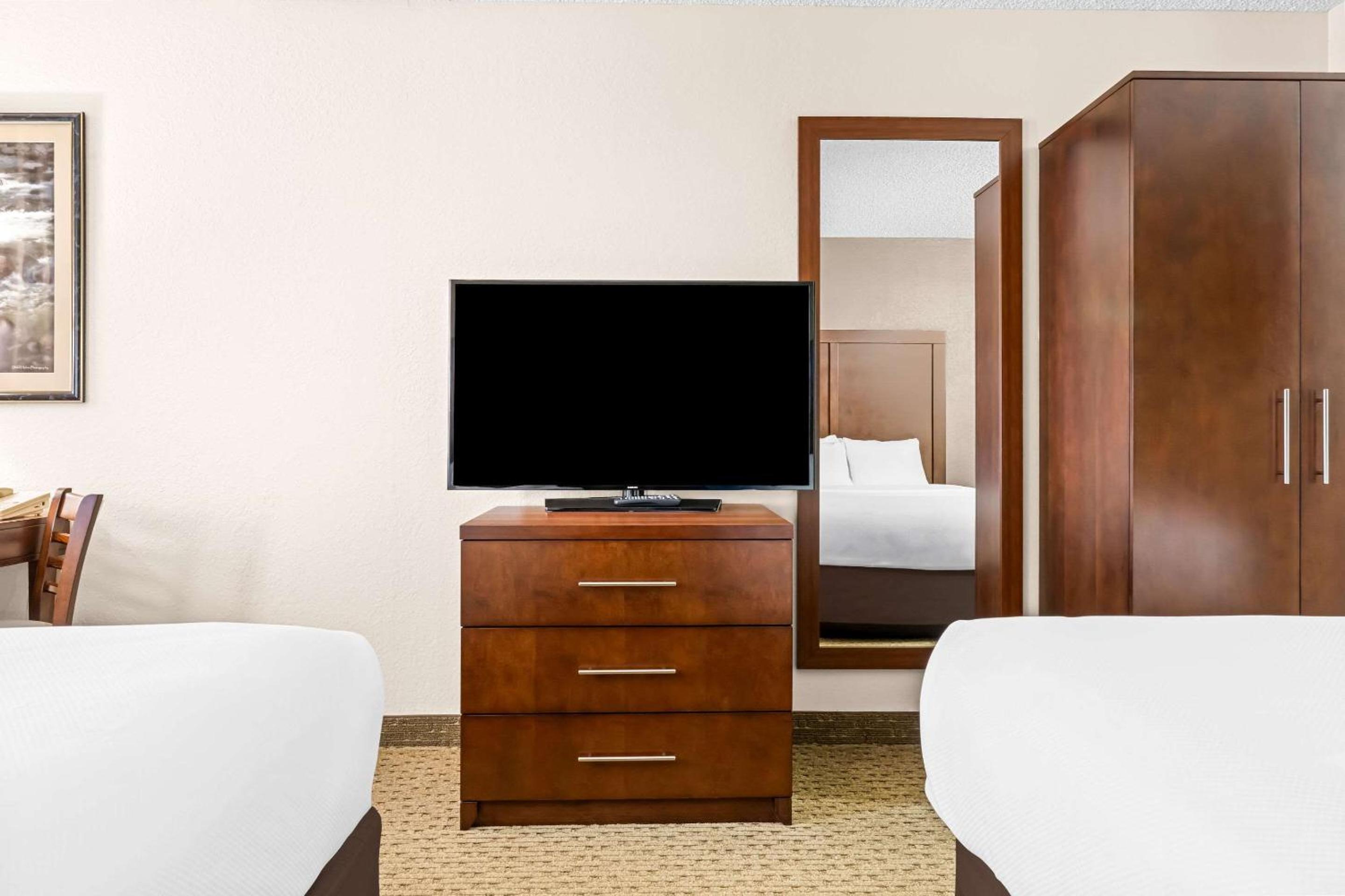 Queen Room with Two Queen Beds - Non-Smoking - Photo 6