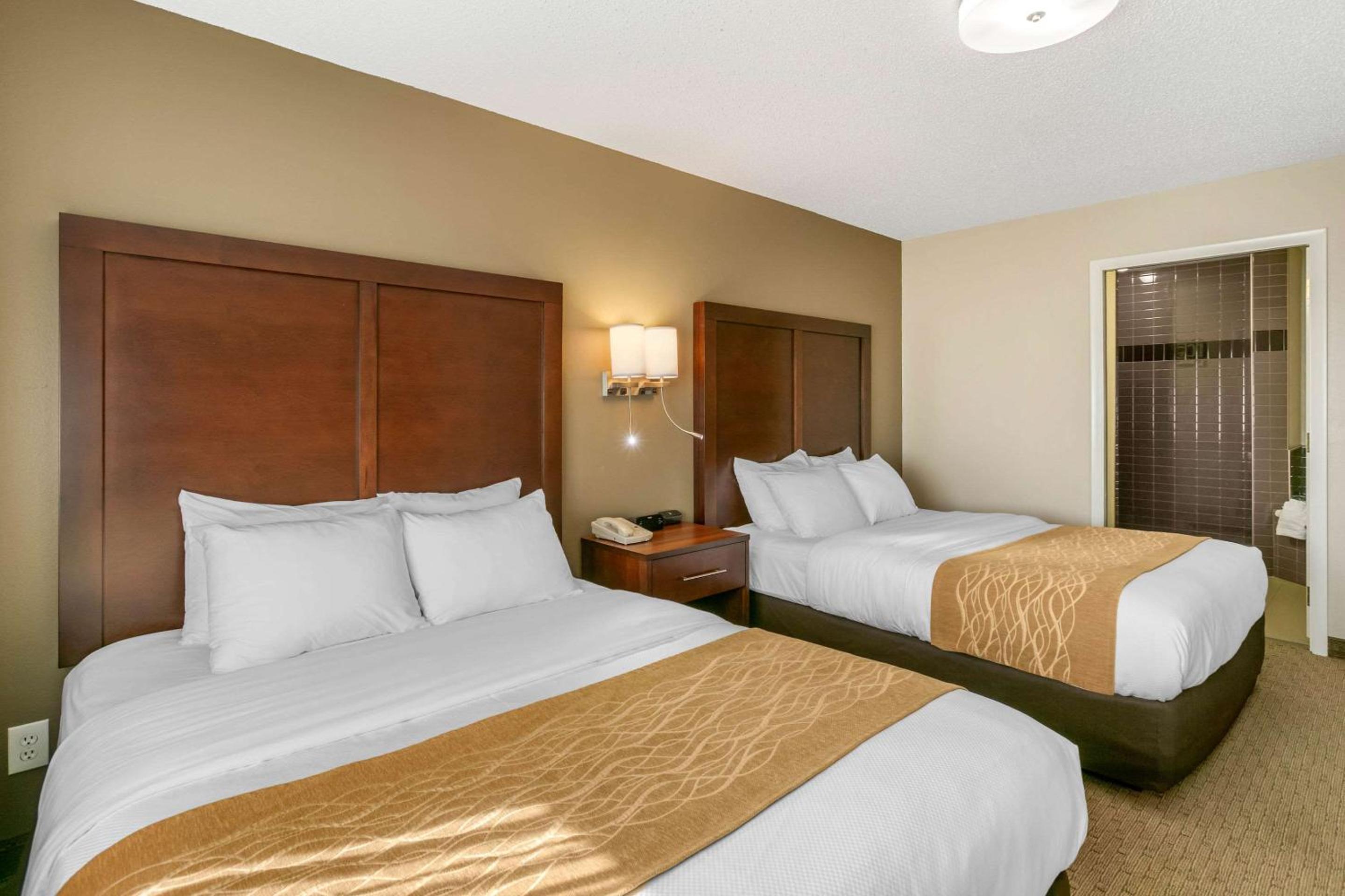 Queen Room with Two Queen Beds - Non-Smoking - Photo 7