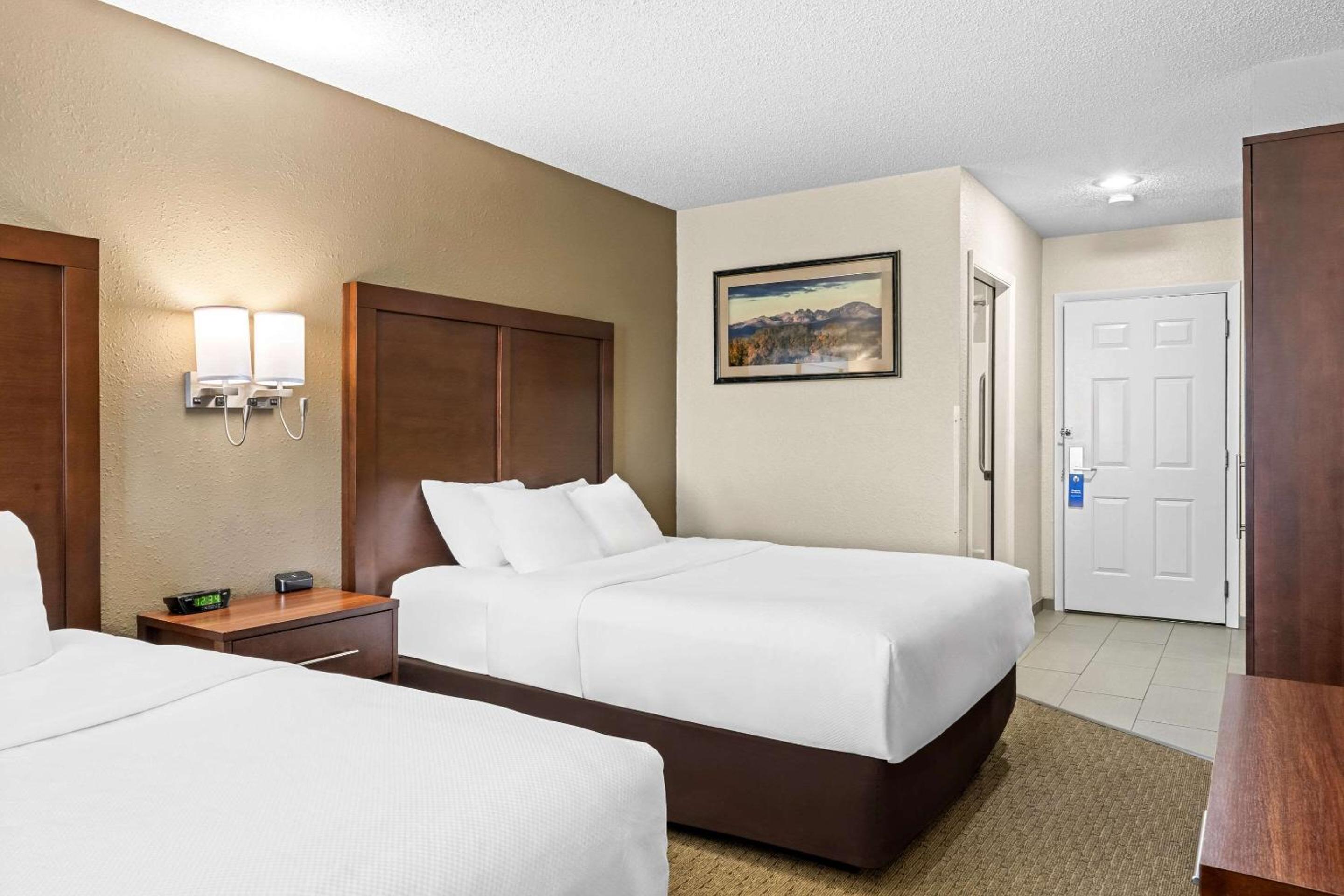Queen Room with Two Queen Beds - Non-Smoking - Photo 8