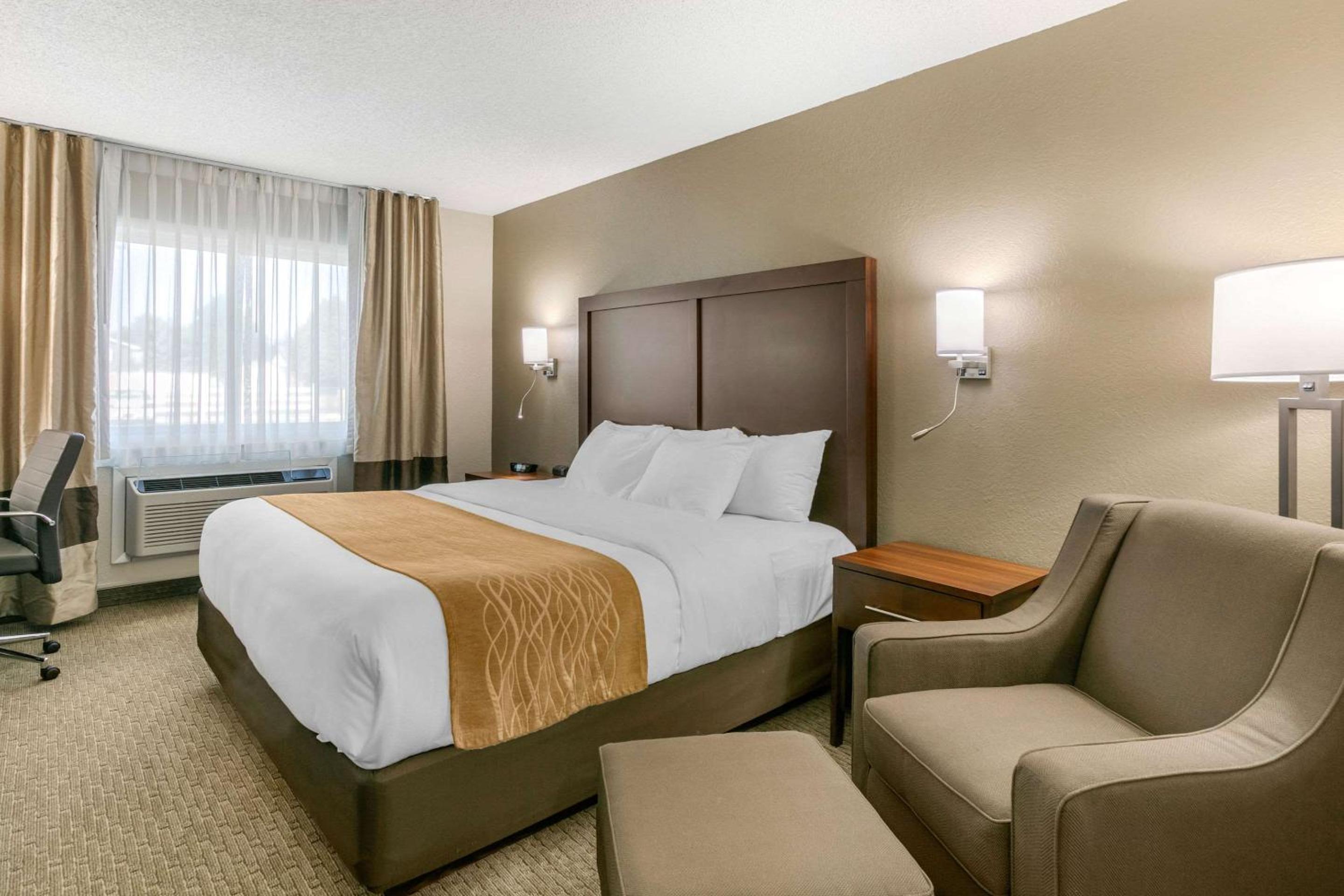 Standard King Room - Non-Smoking - Photo 1
