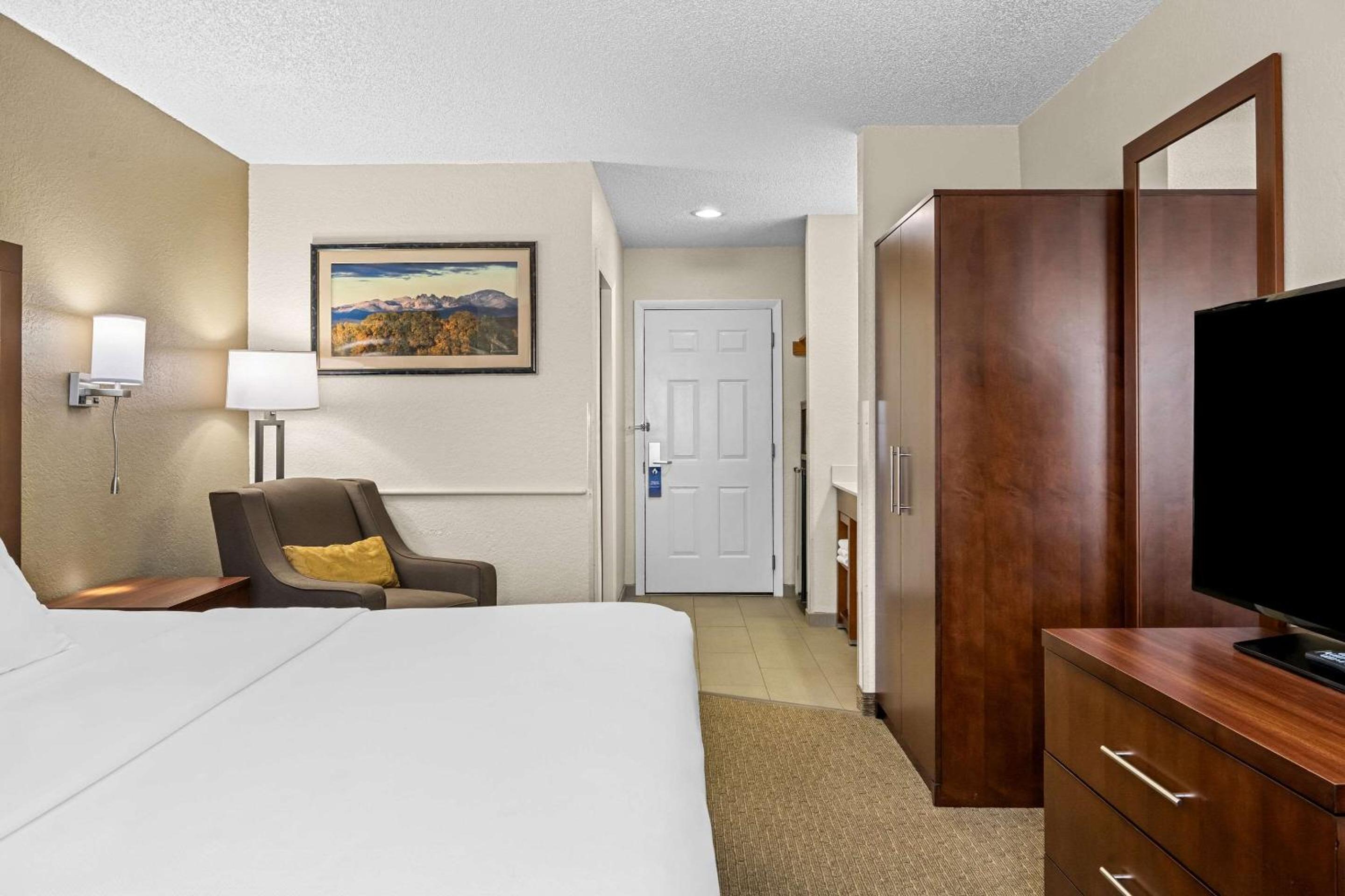 Standard King Room - Non-Smoking - Photo 5